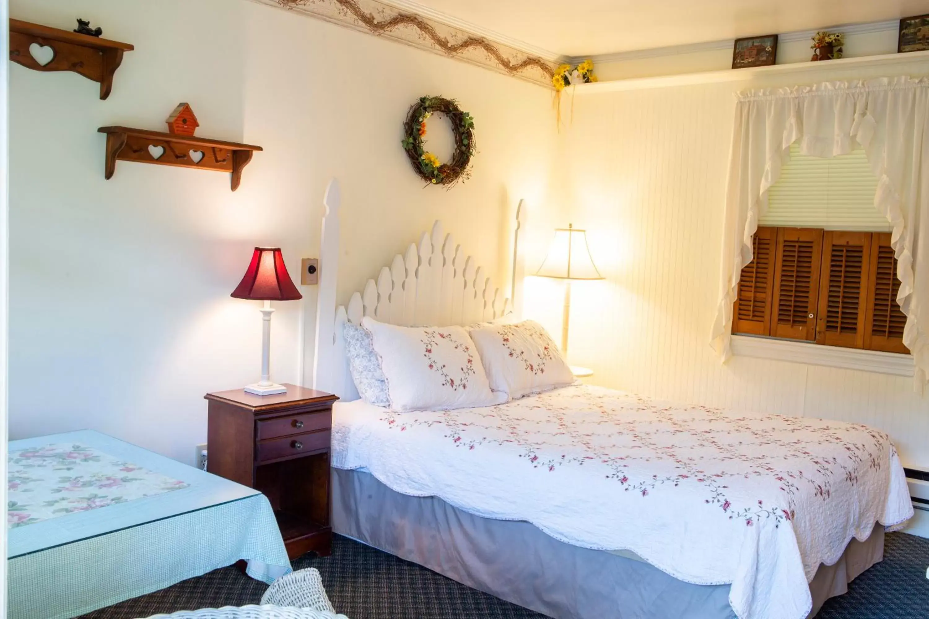 Bed in The Chimney Rock Inn & Cottages
