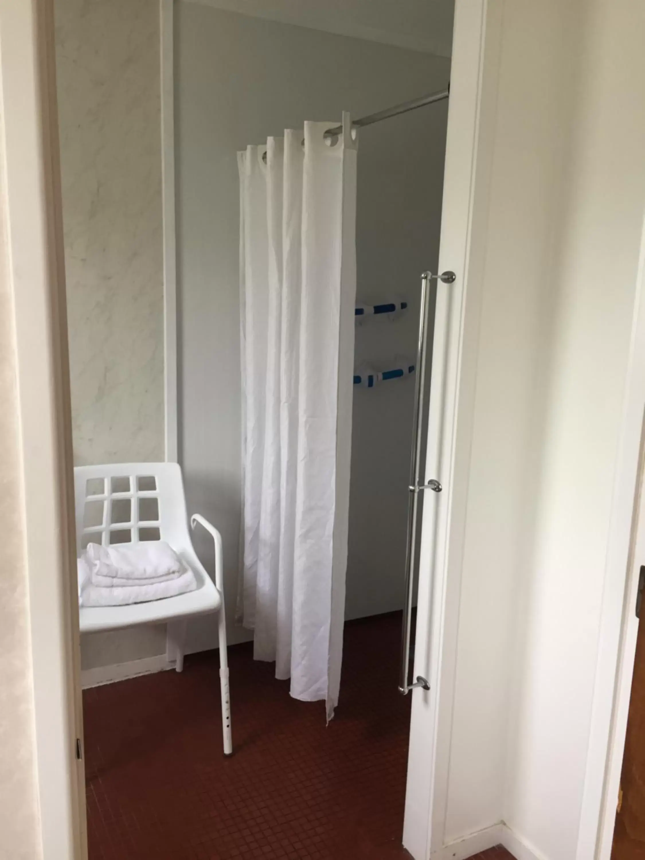 Shower, Bathroom in Cypress Court Motel