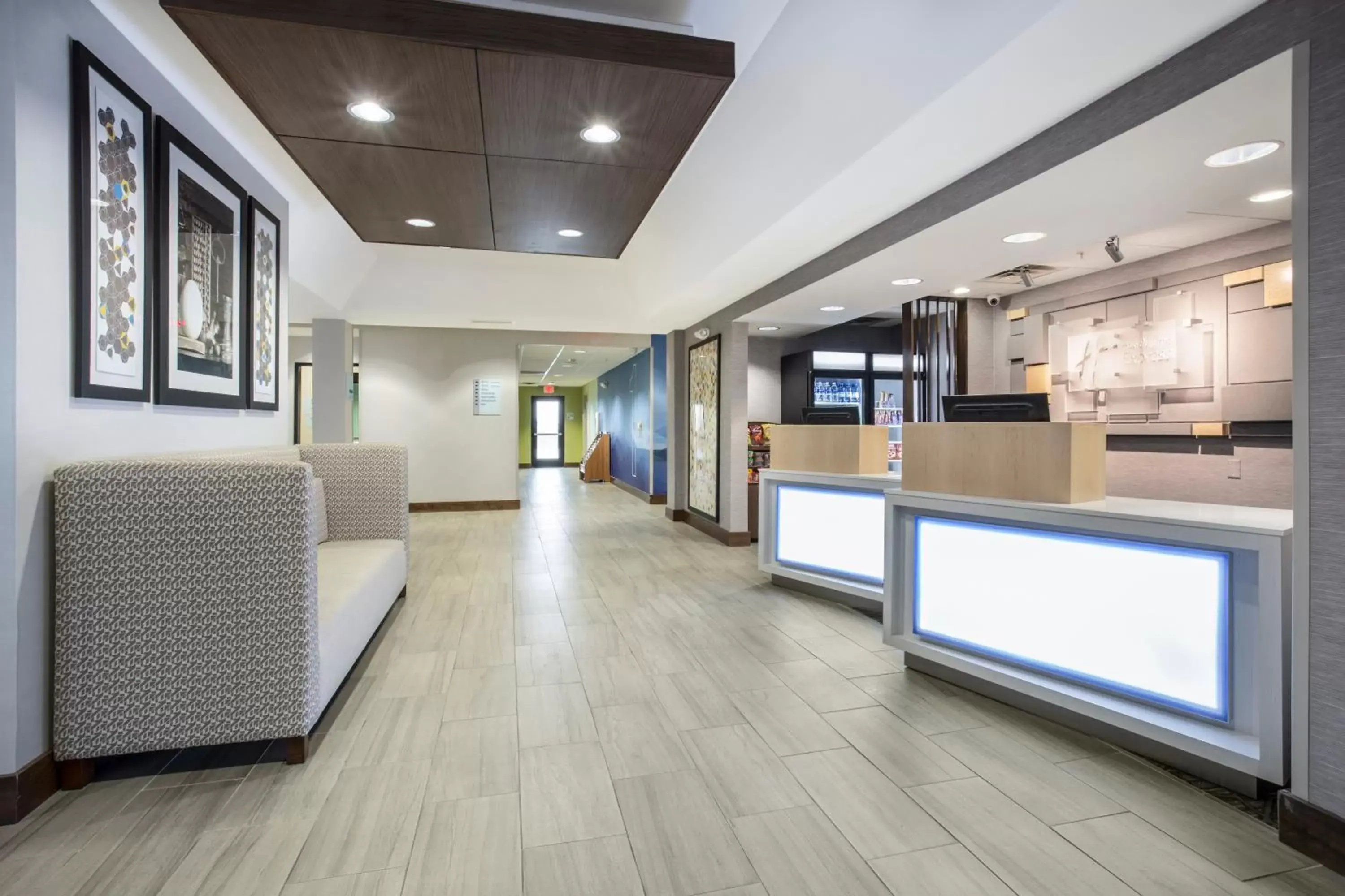 Property building, Lobby/Reception in Holiday Inn Express Kansas City - at the Legends!, an IHG Hotel