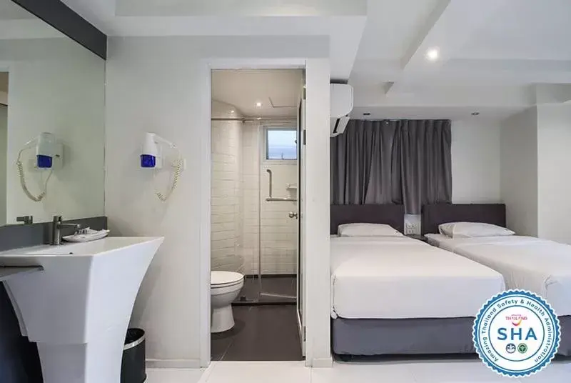 Photo of the whole room, Bathroom in My Hotel Pratunam - Sha Extra Plus