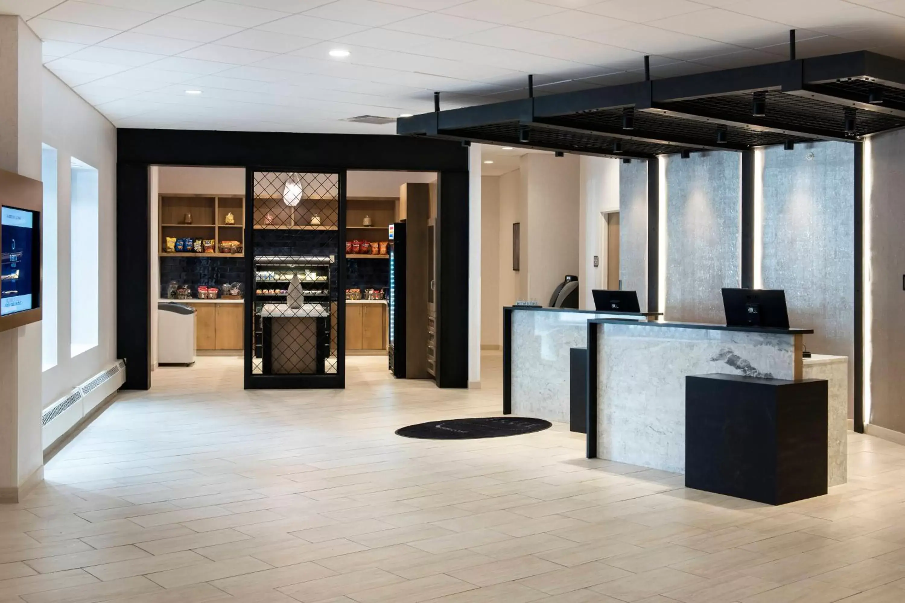 Lobby or reception, Kitchen/Kitchenette in Delta Hotels by Marriott Utica