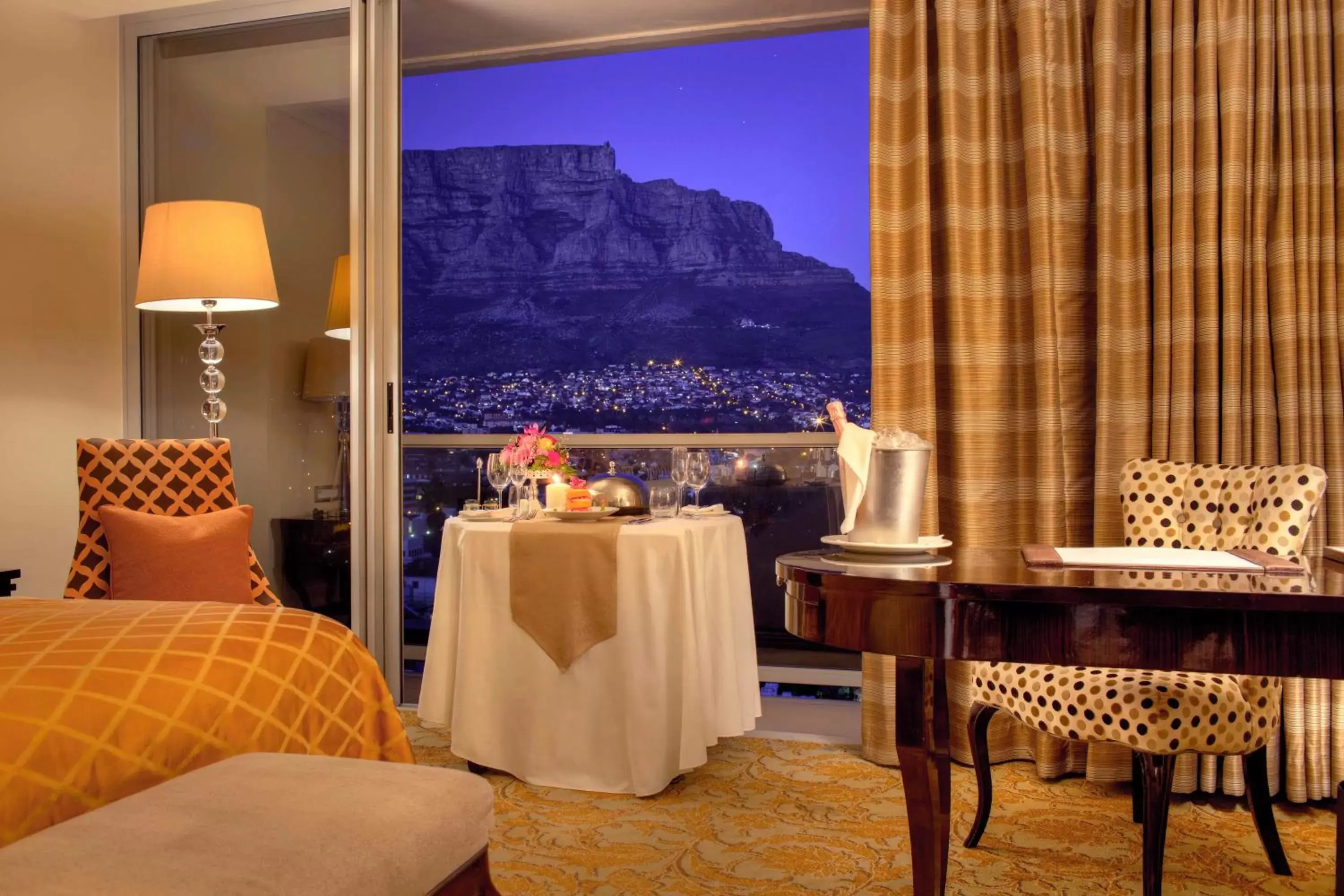Bedroom, Mountain View in Taj Cape Town