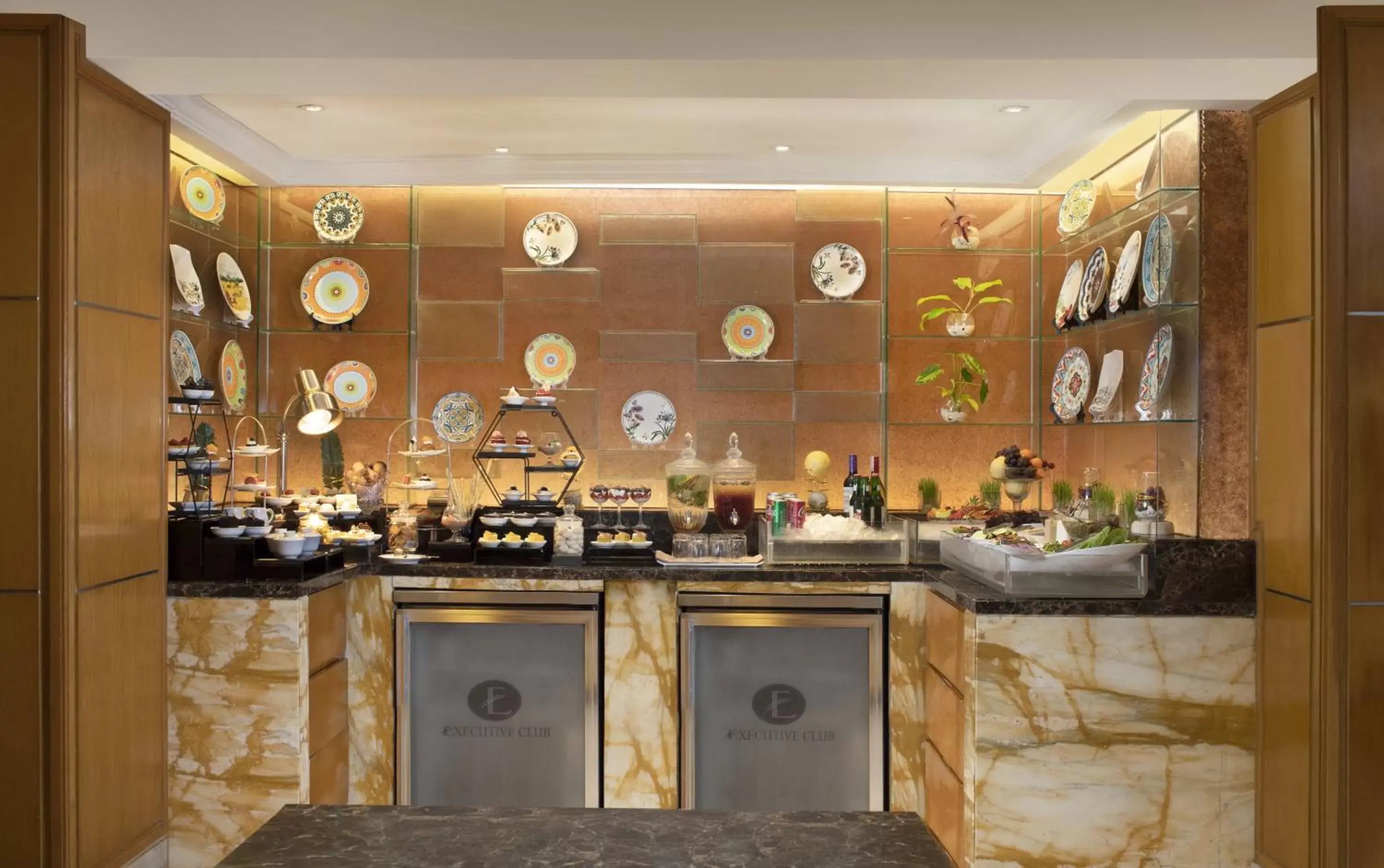 Lounge or bar, Restaurant/Places to Eat in Hotel Ciputra Jakarta managed by Swiss-Belhotel International