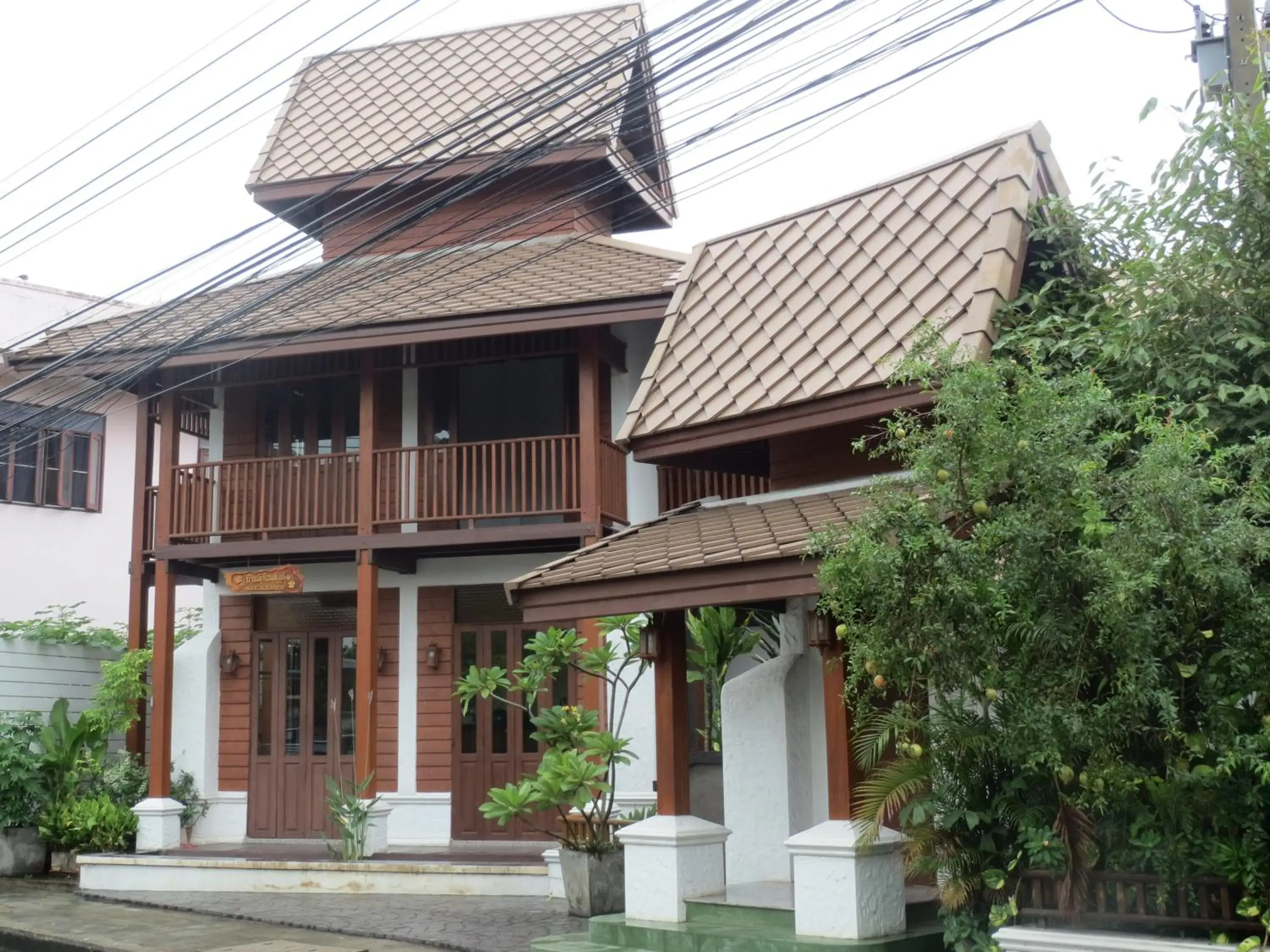 Facade/entrance, Property Building in Baanlek Home Stay