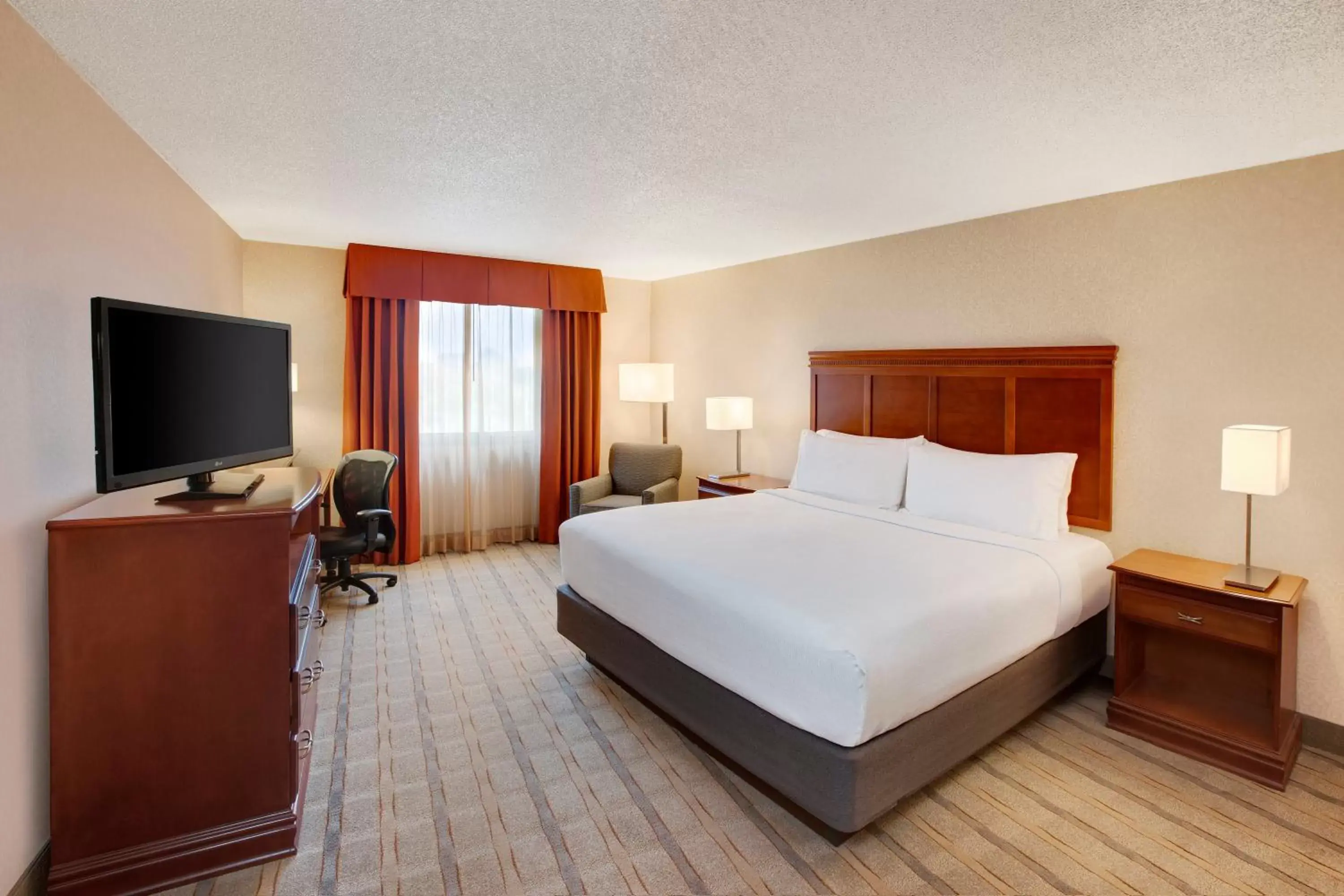 Photo of the whole room, Bed in Holiday Inn Market Center