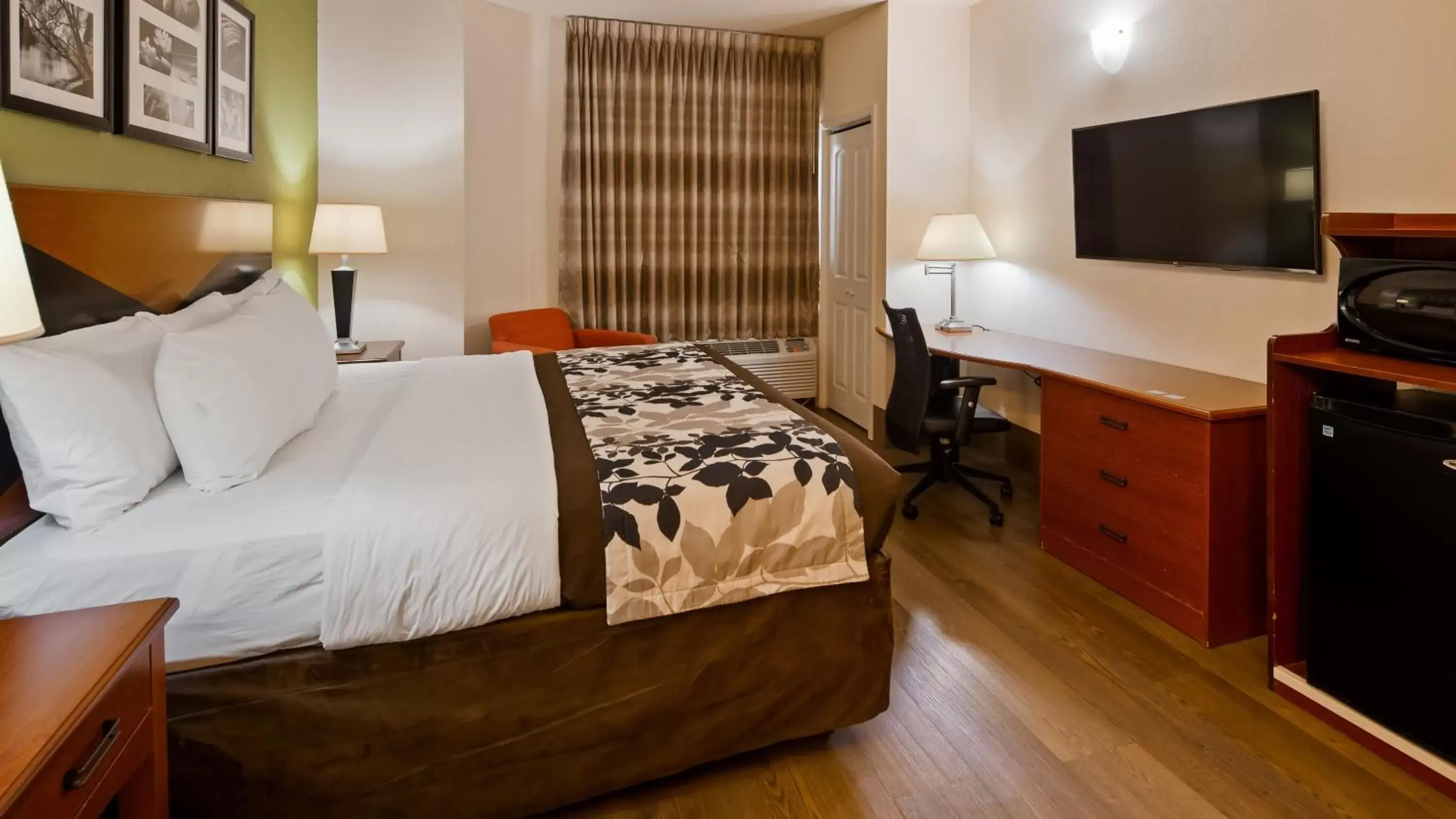 Communal lounge/ TV room, Bed in SureStay Plus Hotel by Best Western Macon West