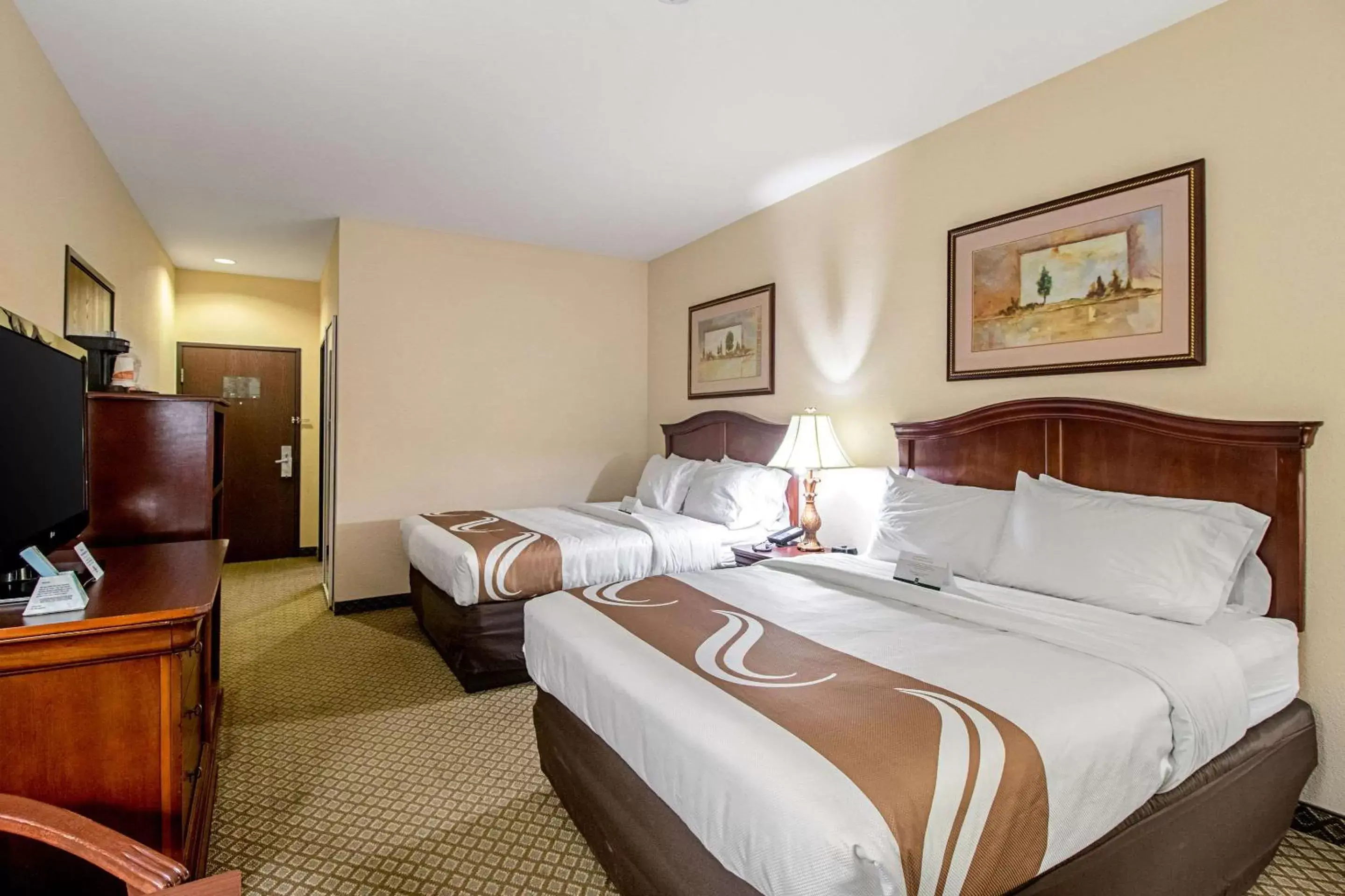 Photo of the whole room, Bed in Quality Inn & Suites