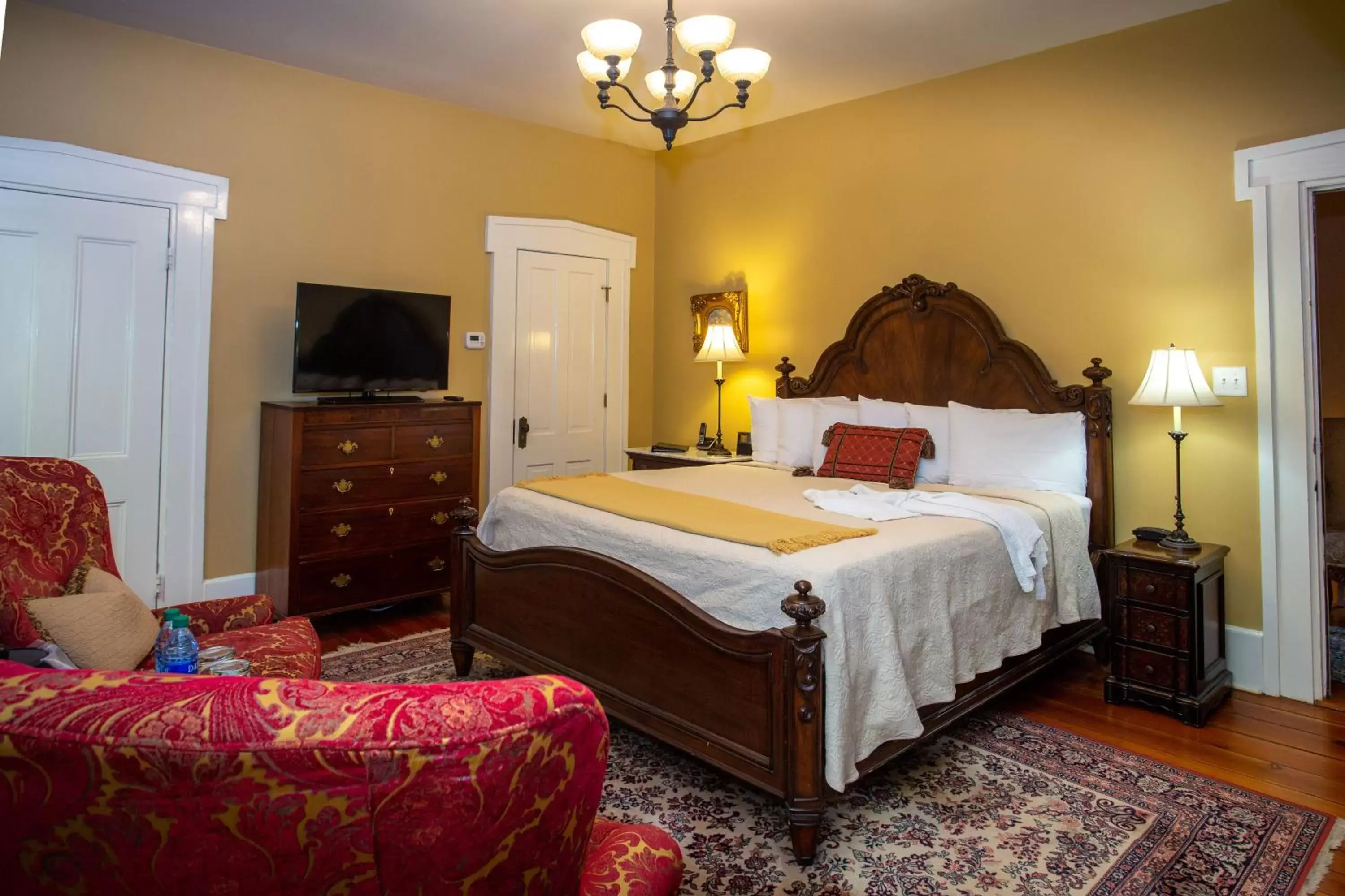 Bed in Eliza Thompson House, Historic Inns of Savannah Collection