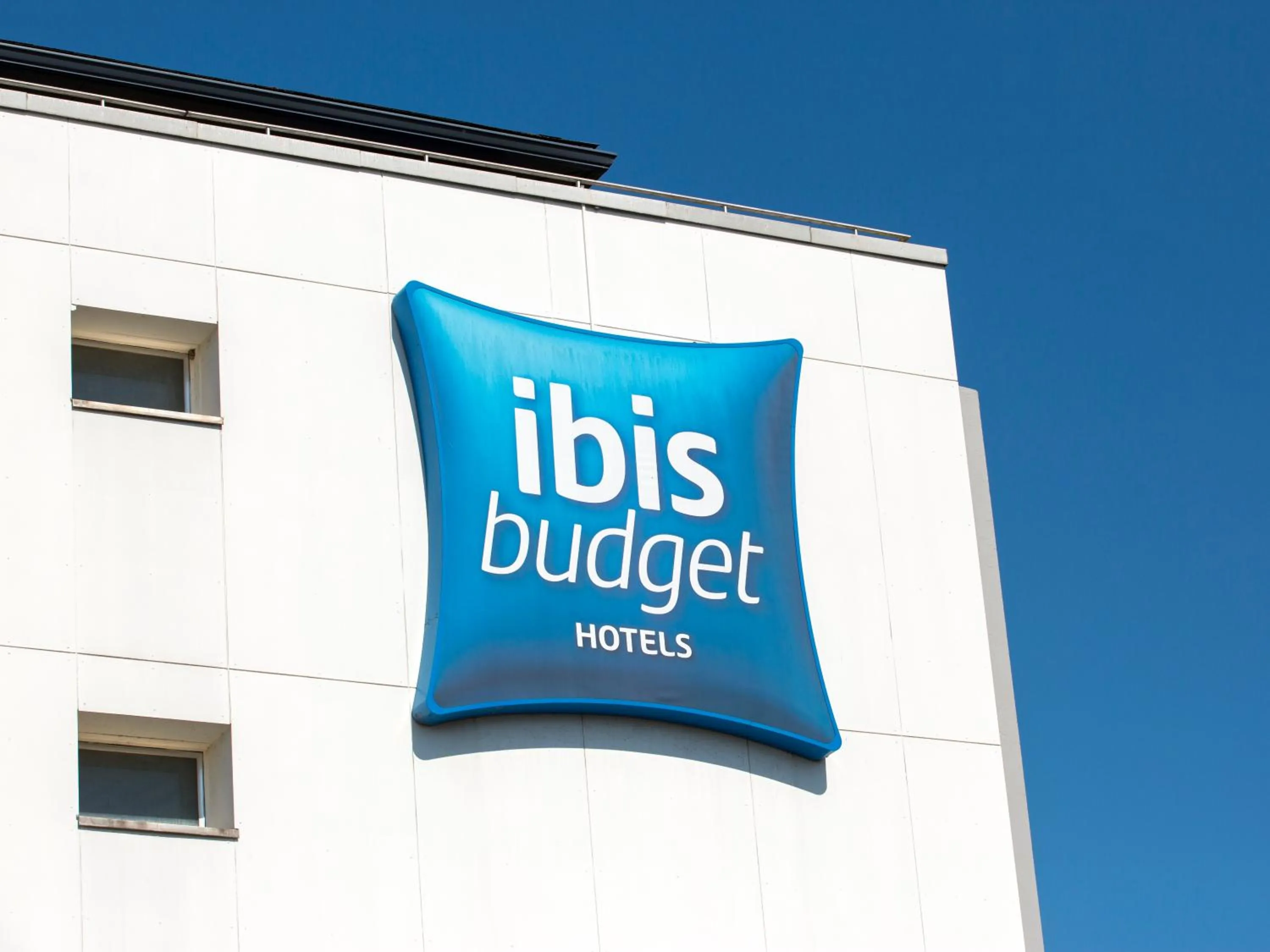 Property logo or sign in ibis budget Pau Lescar