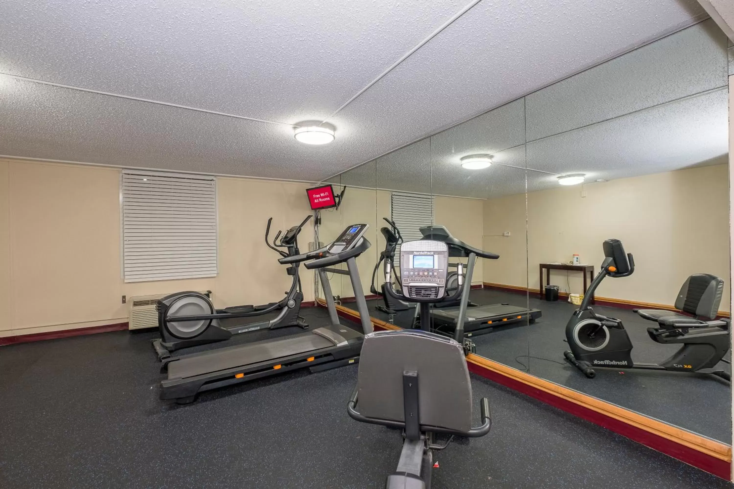 Spa and wellness centre/facilities, Fitness Center/Facilities in Red Roof Inn Knoxville Central – Papermill Road