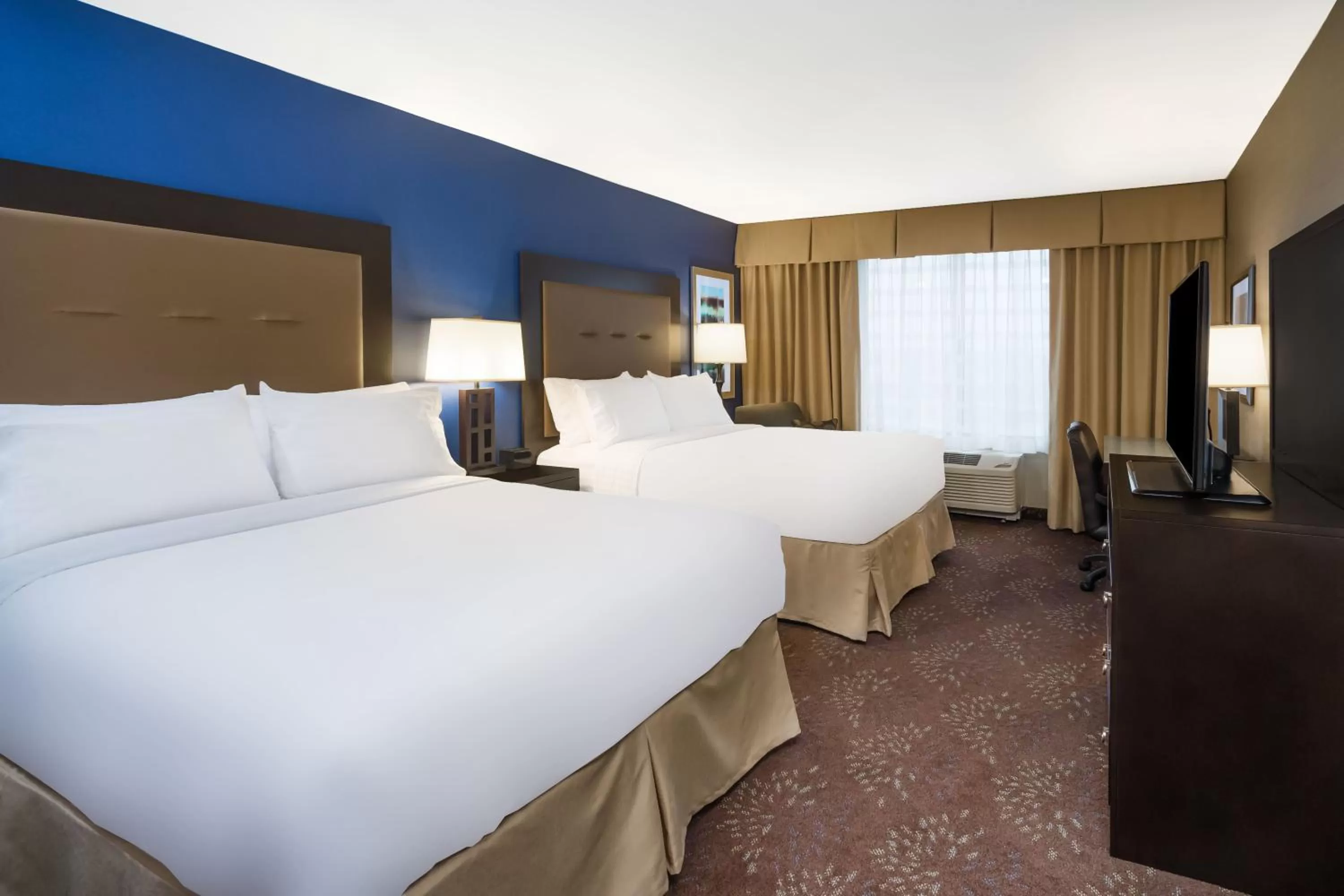 Photo of the whole room, Bed in Holiday Inn - Terre Haute by IHG