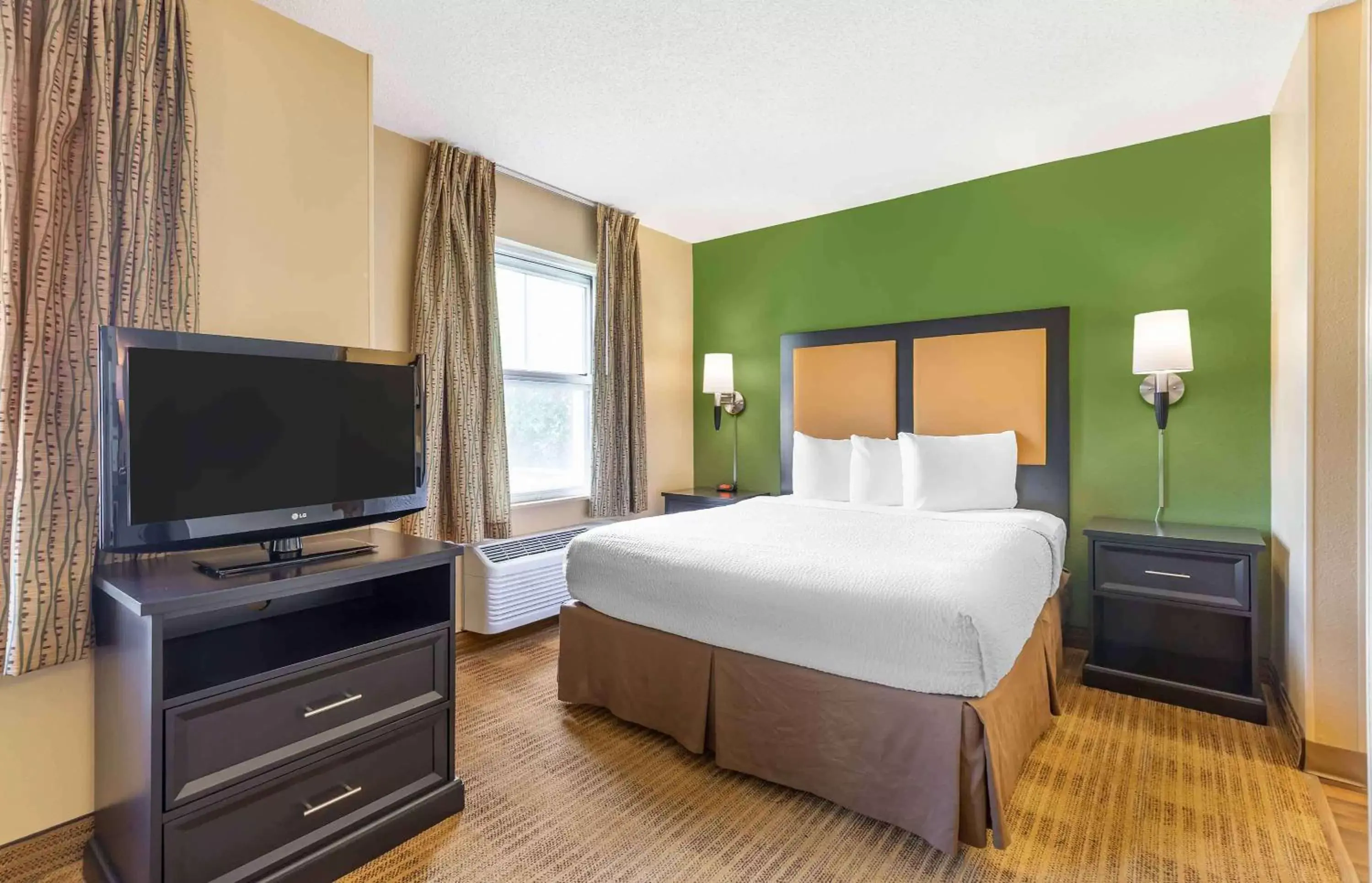 Bedroom, Bed in Extended Stay America Suites - Washington, D.C. - Gaithersburg - South