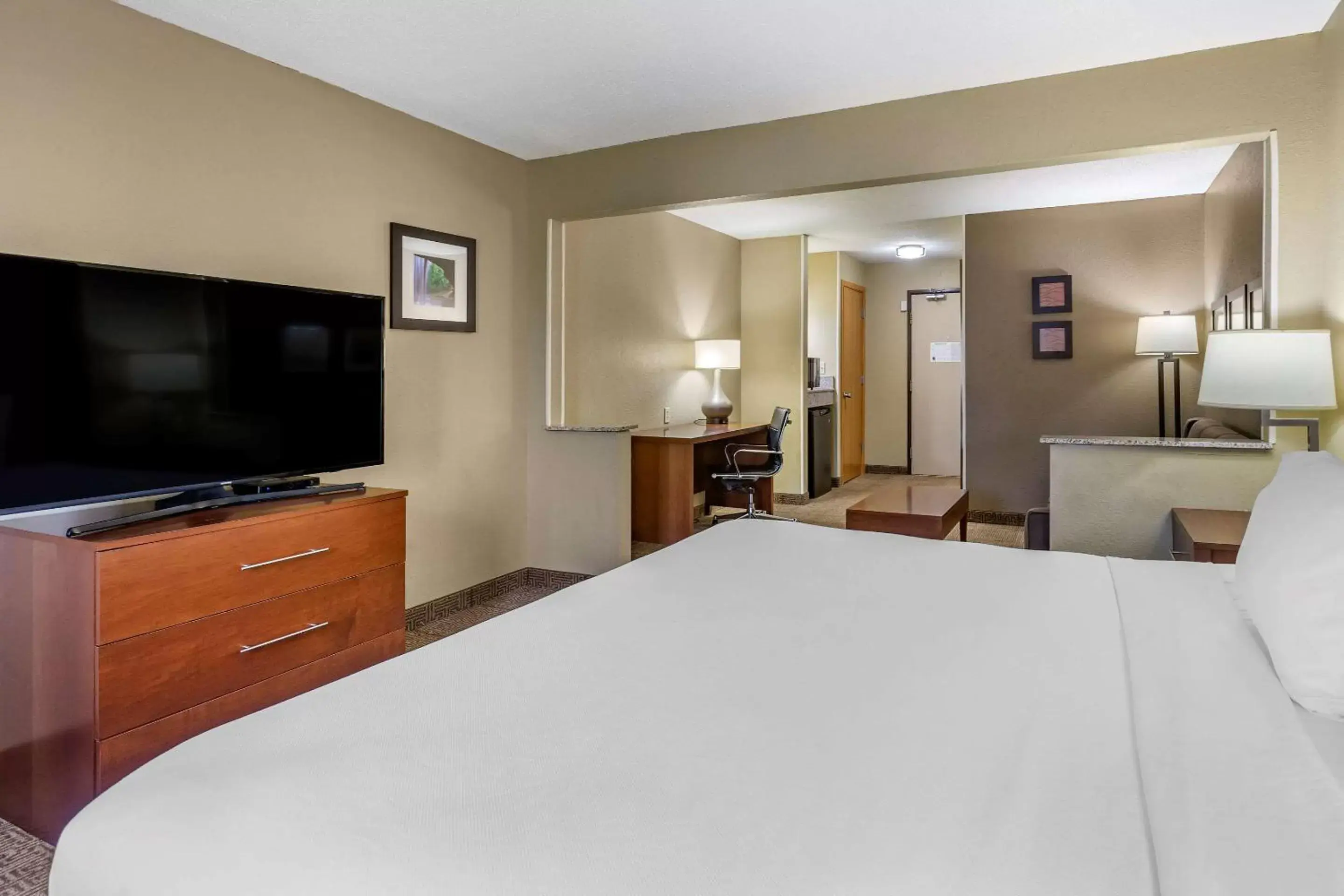Photo of the whole room, Bed in Comfort Inn Moline - Quad Cities