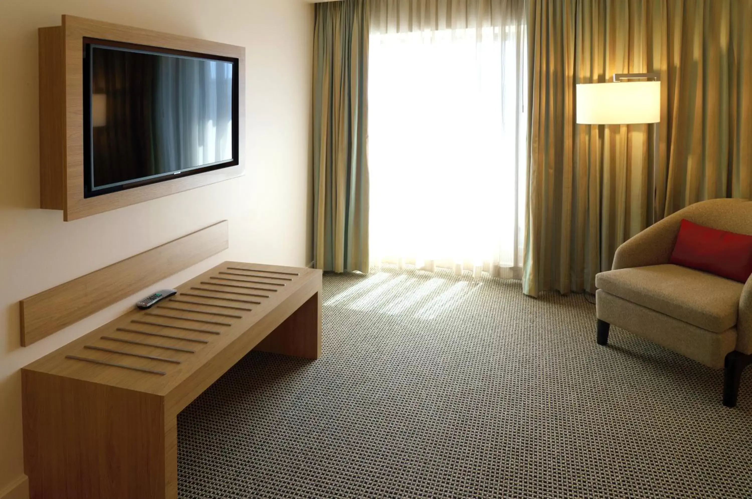 Seating area, TV/Entertainment Center in Stamford Plaza Sydney Airport Hotel & Conference Centre