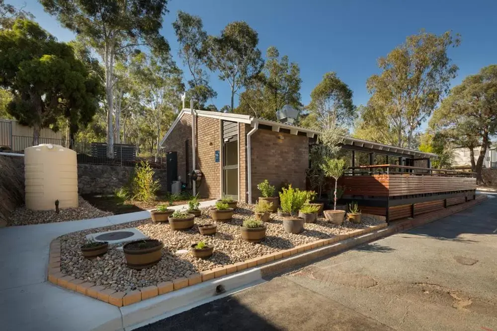 Communal kitchen, Property Building in Alivio Tourist Park Canberra