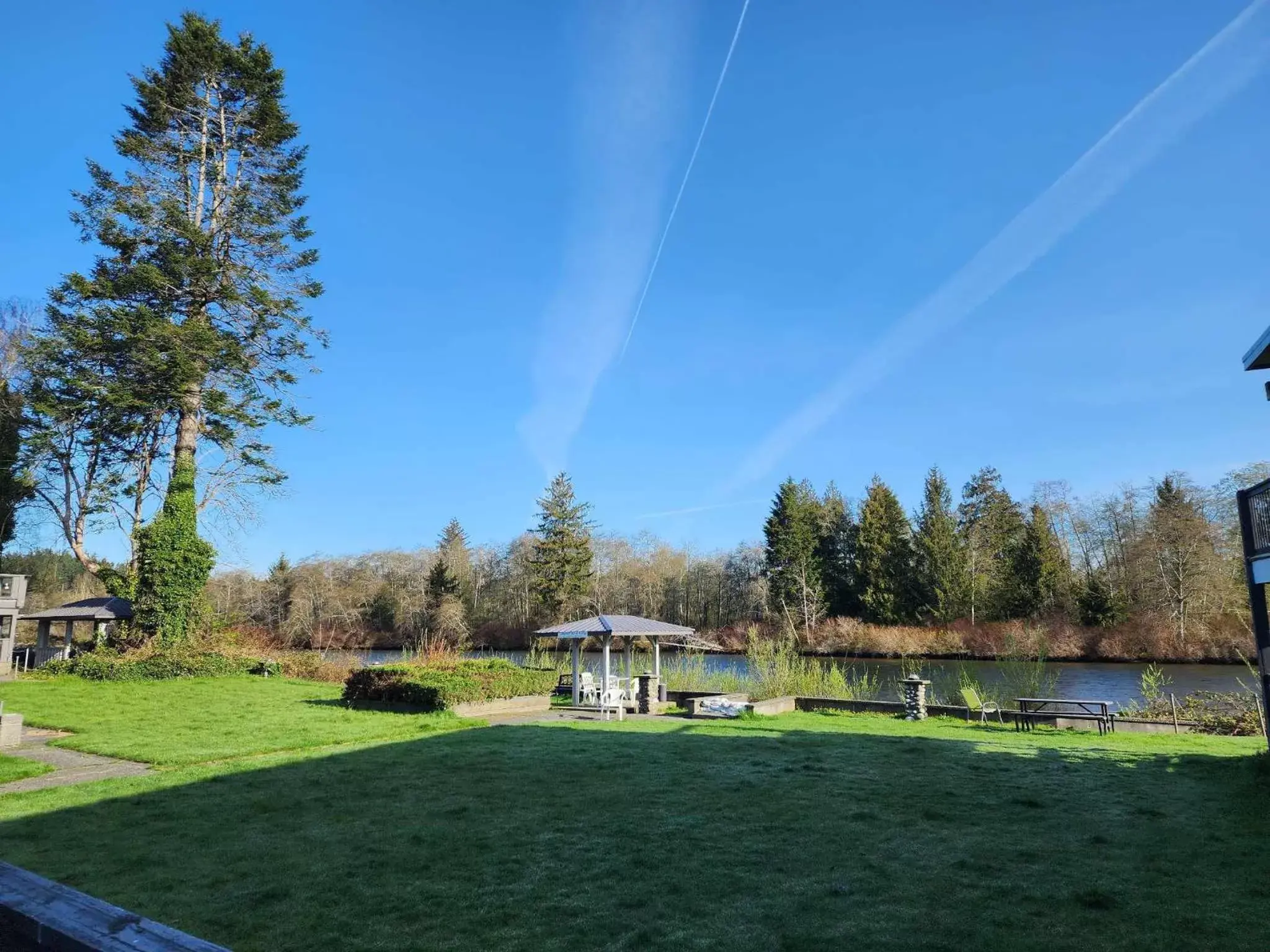 Garden in Campbell River Lodge by Riverside