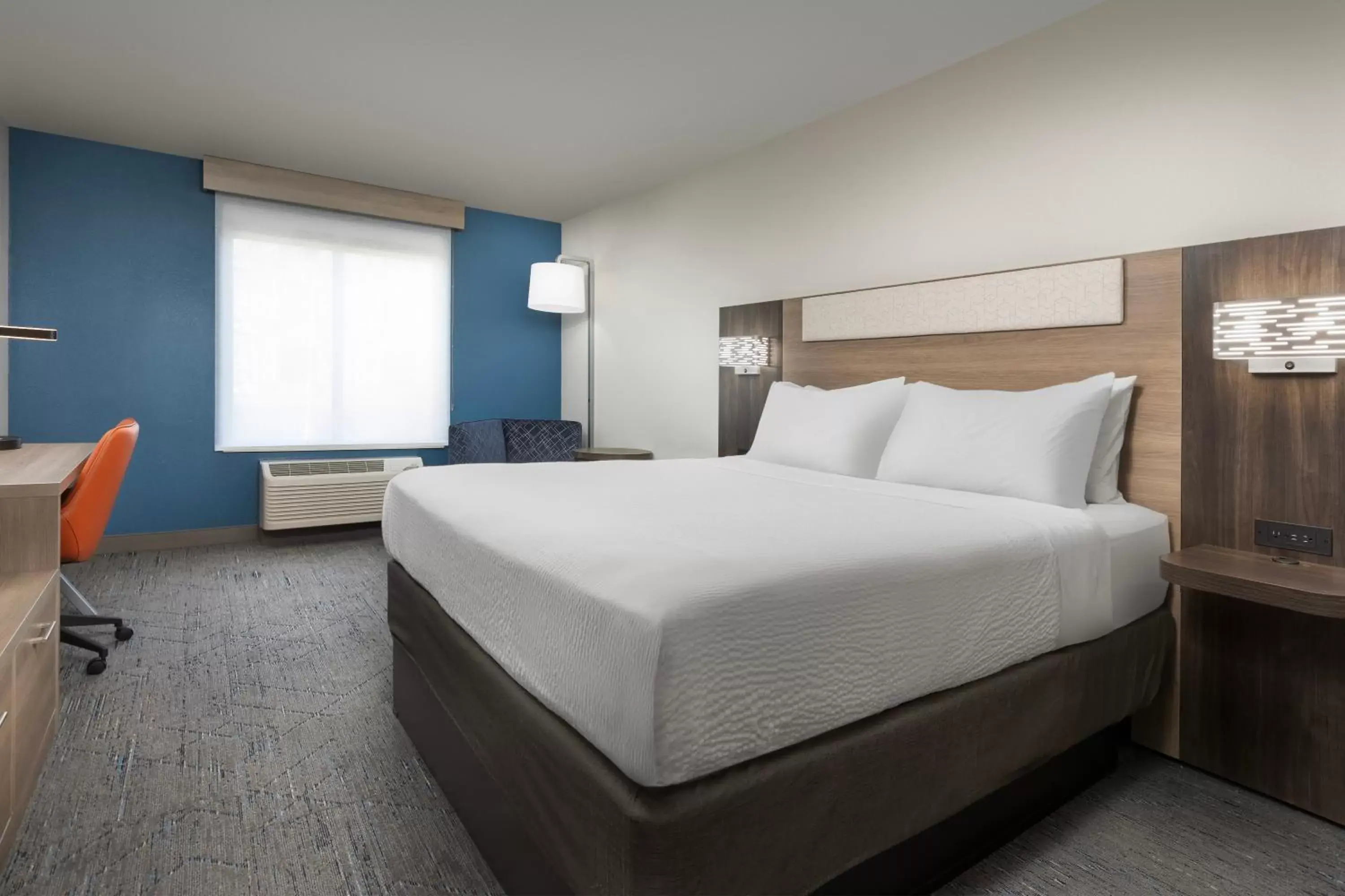 Bed in Holiday Inn Express & Suites Superior, an IHG Hotel