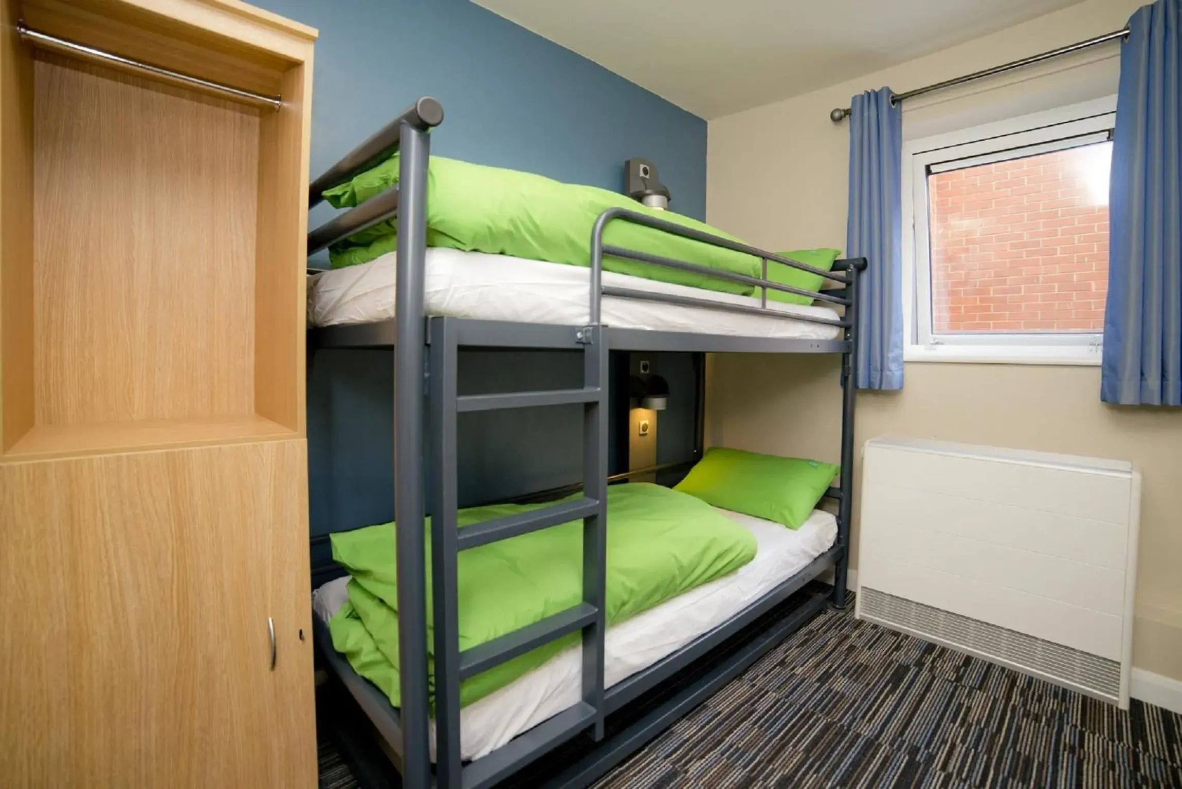 Bed, Bunk Bed in YHA Cambridge Hostel