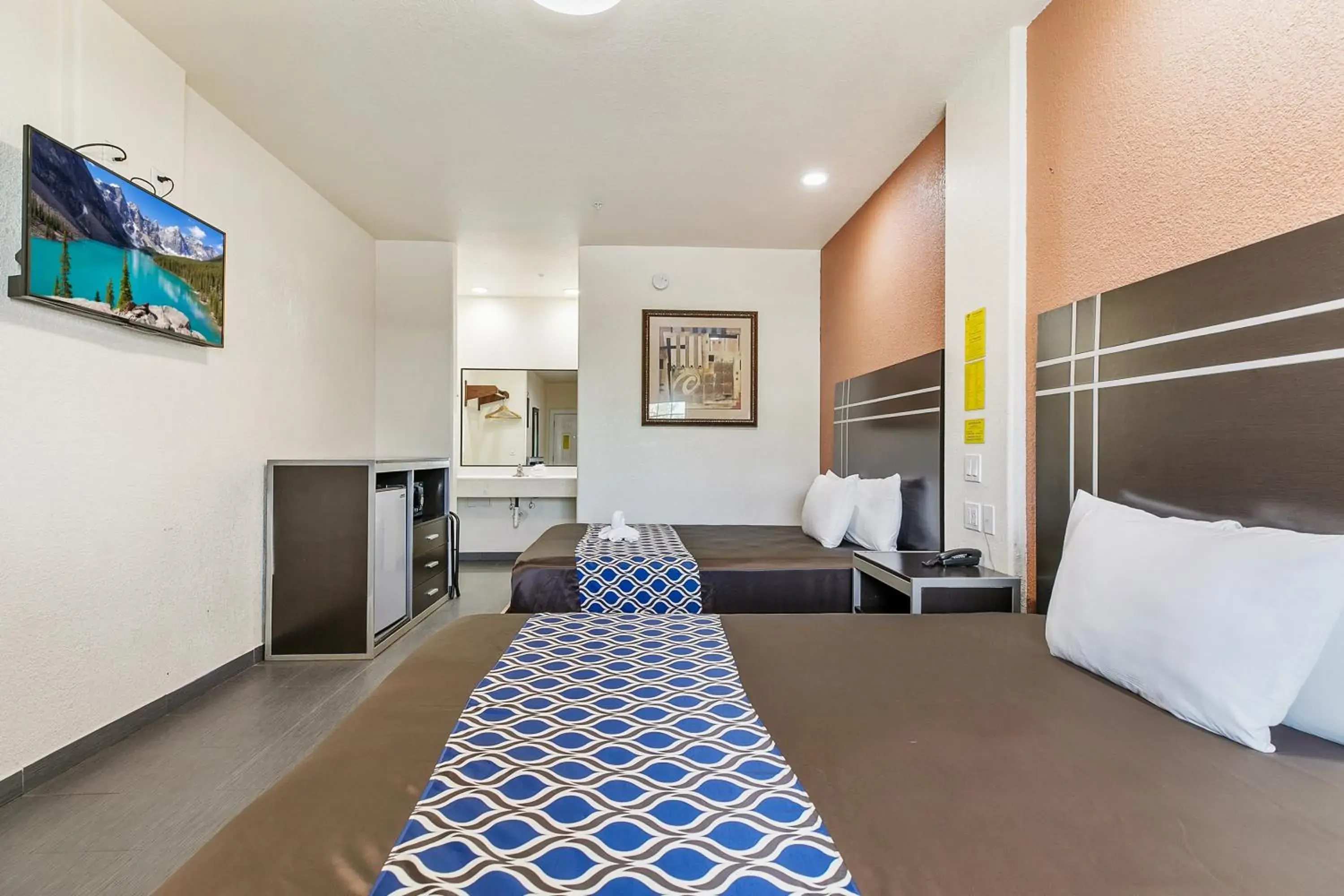 Photo of the whole room, Bed in Lighthouse Inn Photo of the whole room, Bed in Lighthouse Inn