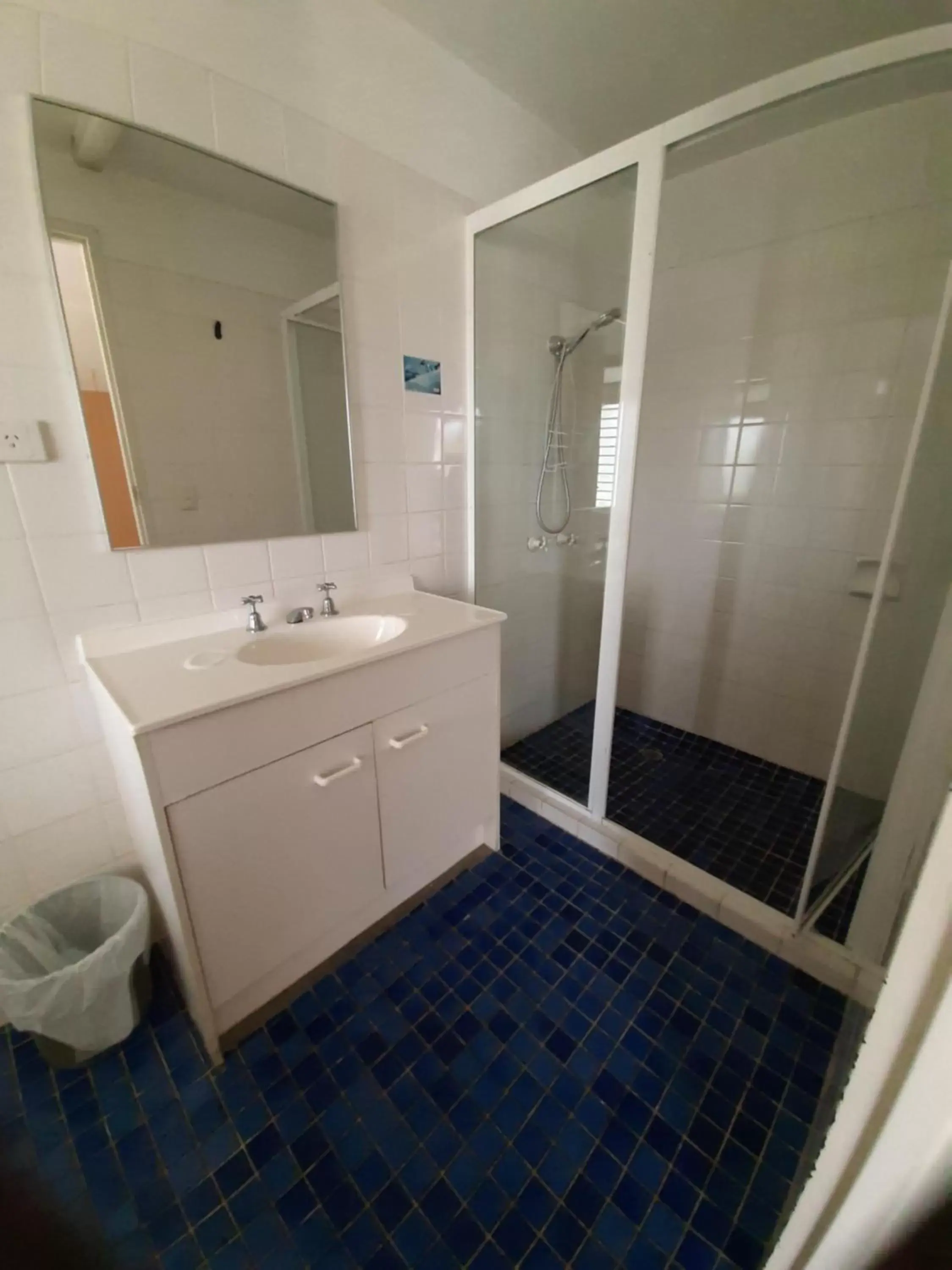 Shower, Bathroom in Airway Motel