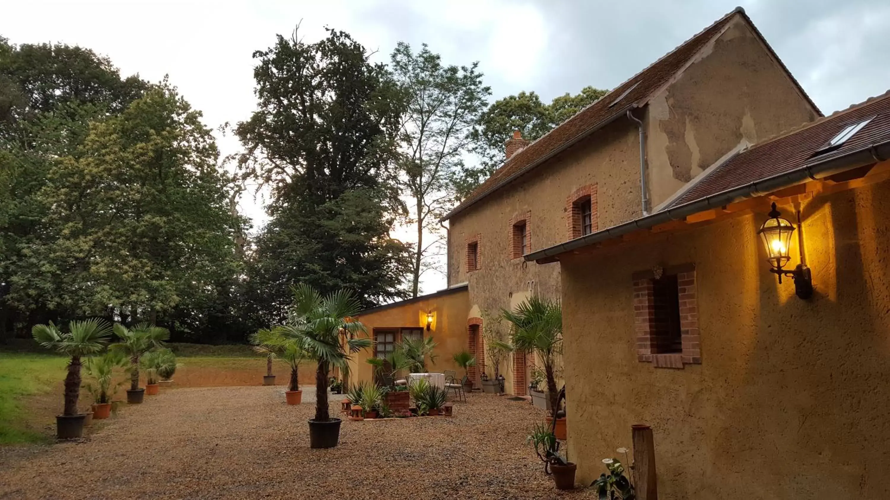 Facade/entrance, Property Building in Hôtel des 4 continents - Le Mans