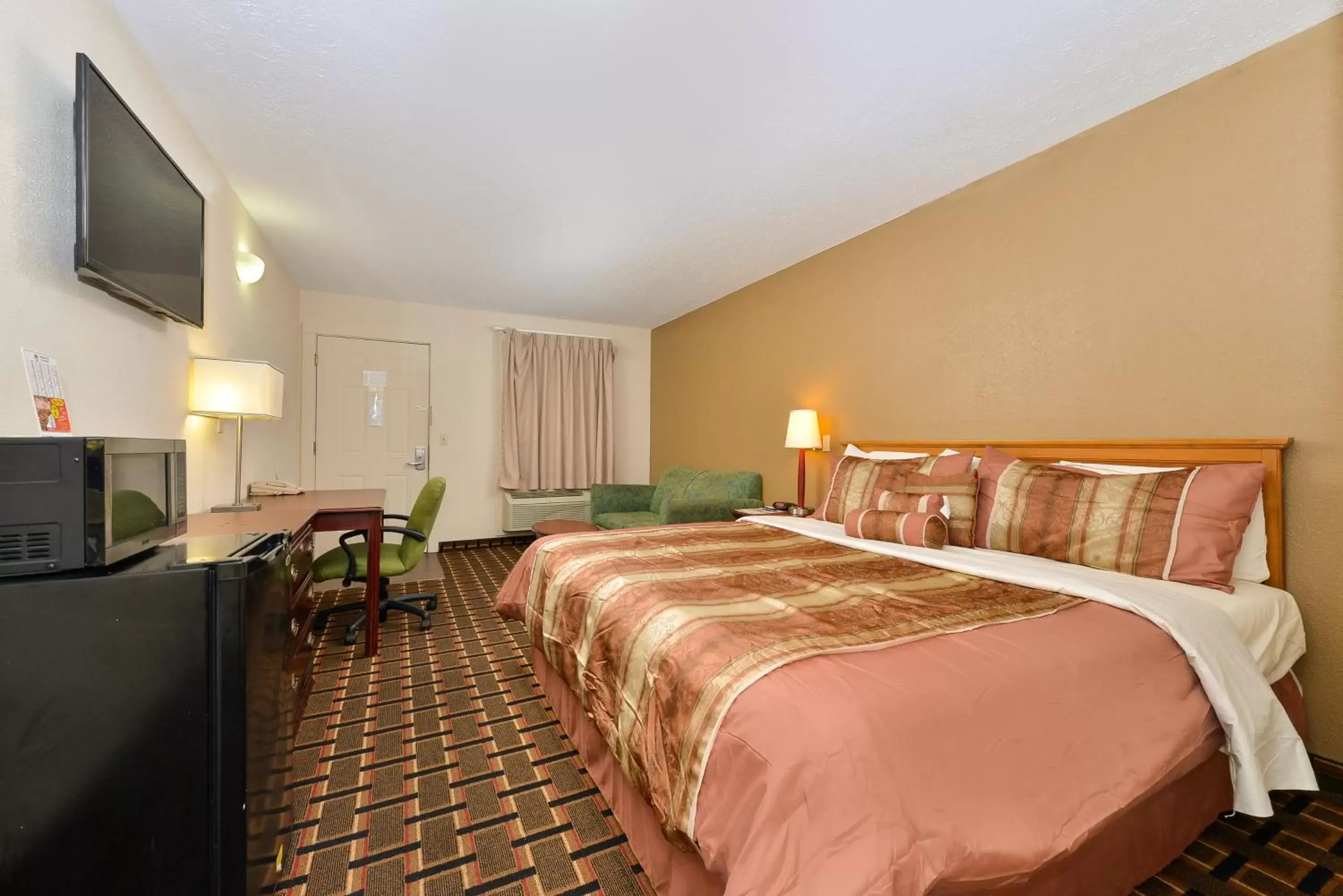 Bed in Americas Best Value Inn Near Downtown Nashville