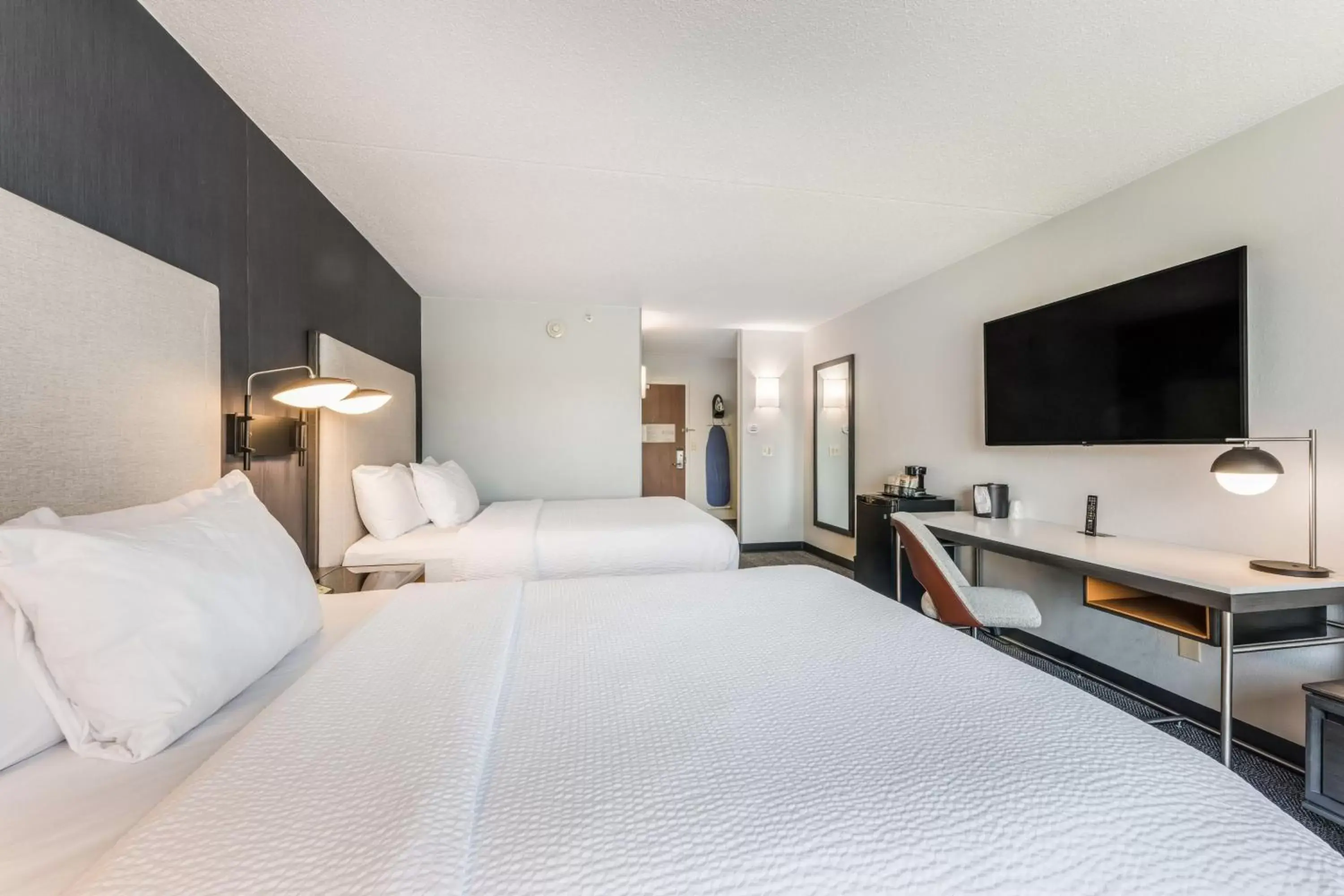 Bedroom, Bed in Courtyard Rockaway-Mount Arlington