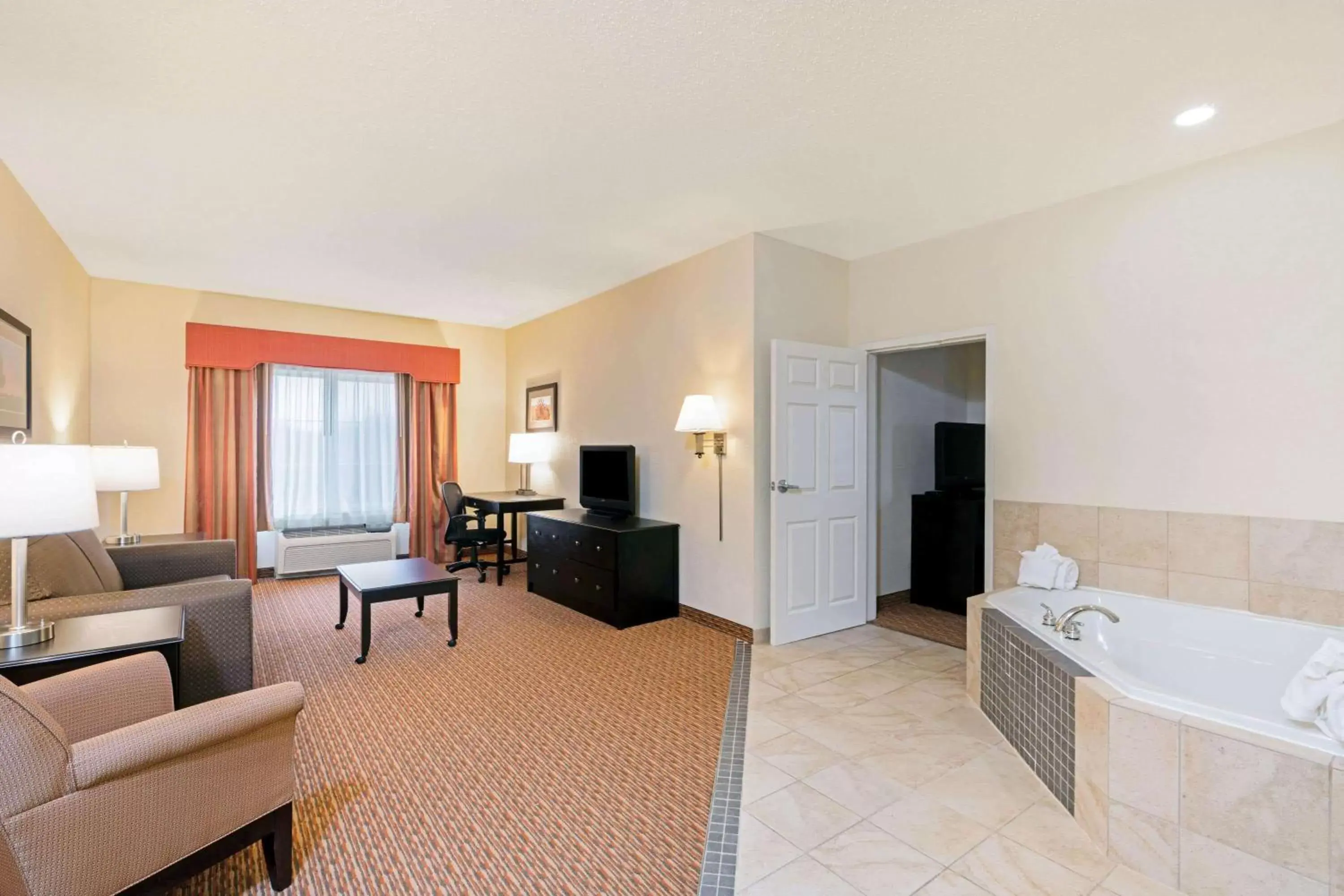 Photo of the whole room, Seating Area in La Quinta by Wyndham Stillwater -University Area
