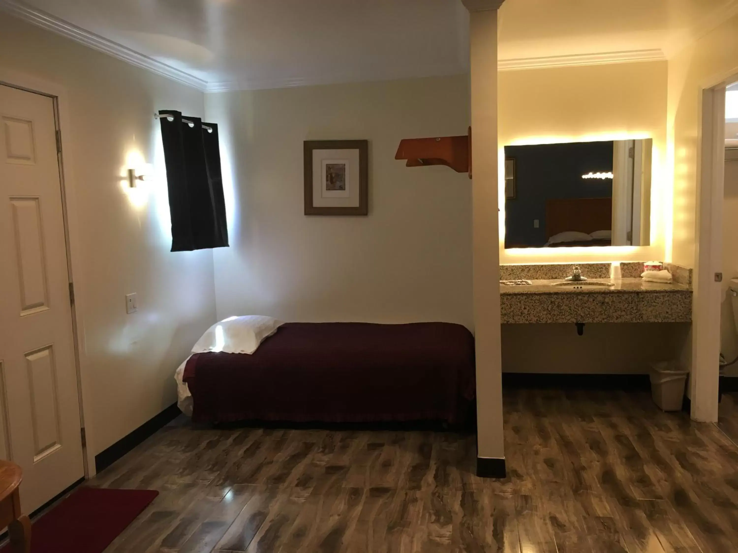 Bedroom, Bed in Lincoln Park Motel