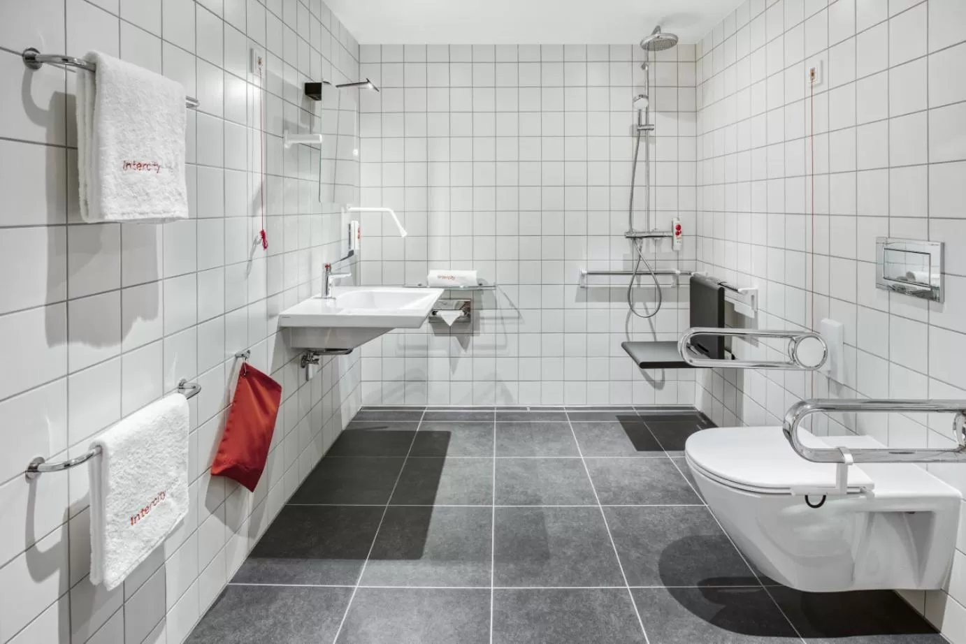 Shower in IntercityHotel Saarbrücken