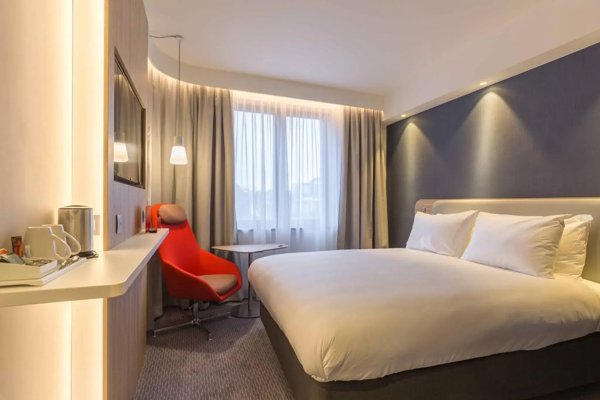 Photo of the whole room, Bed in Holiday Inn Express Brussels-Grand-Place, an IHG Hotel