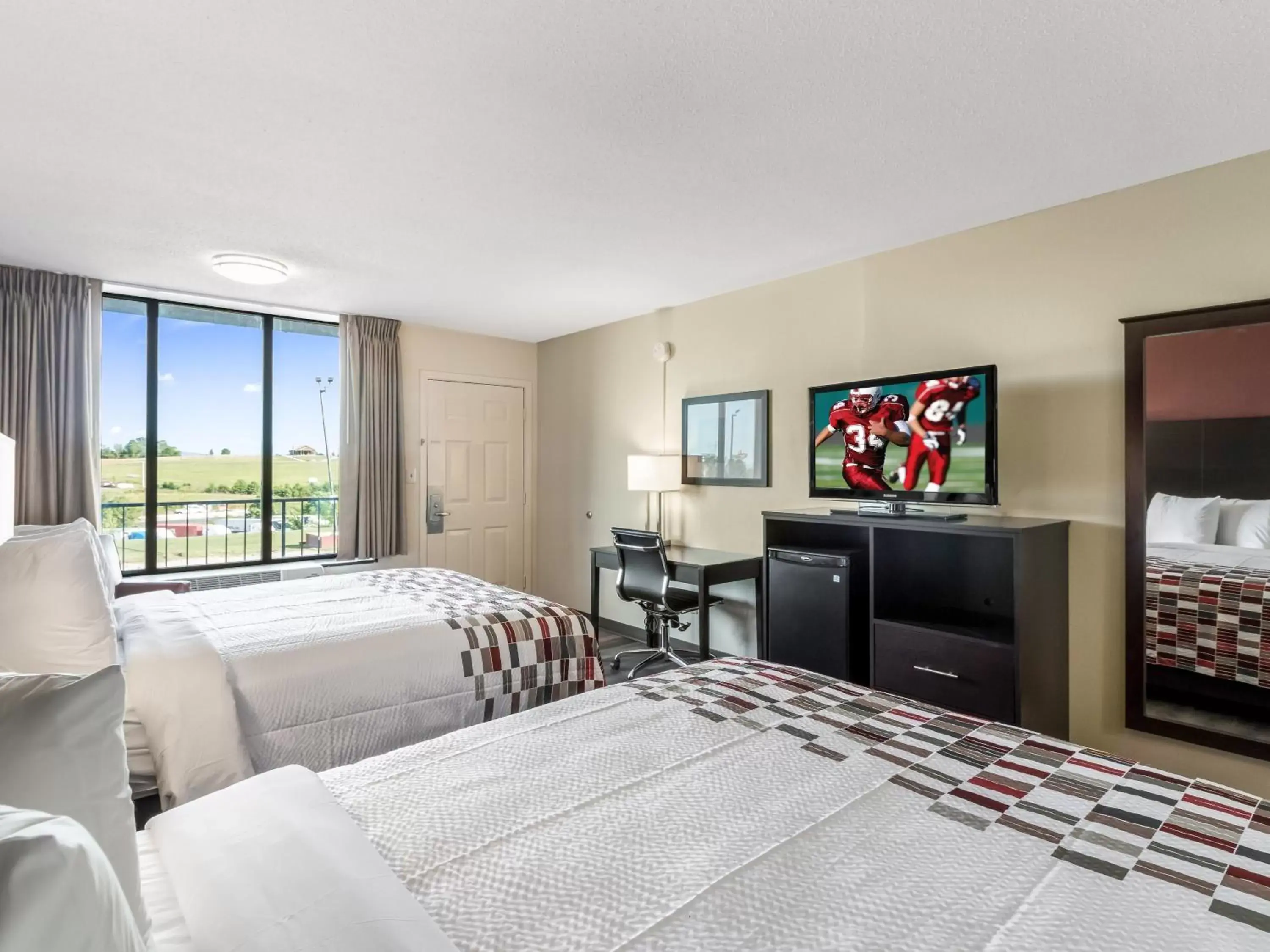 Photo of the whole room, Bed in Red Roof Inn Dandridge