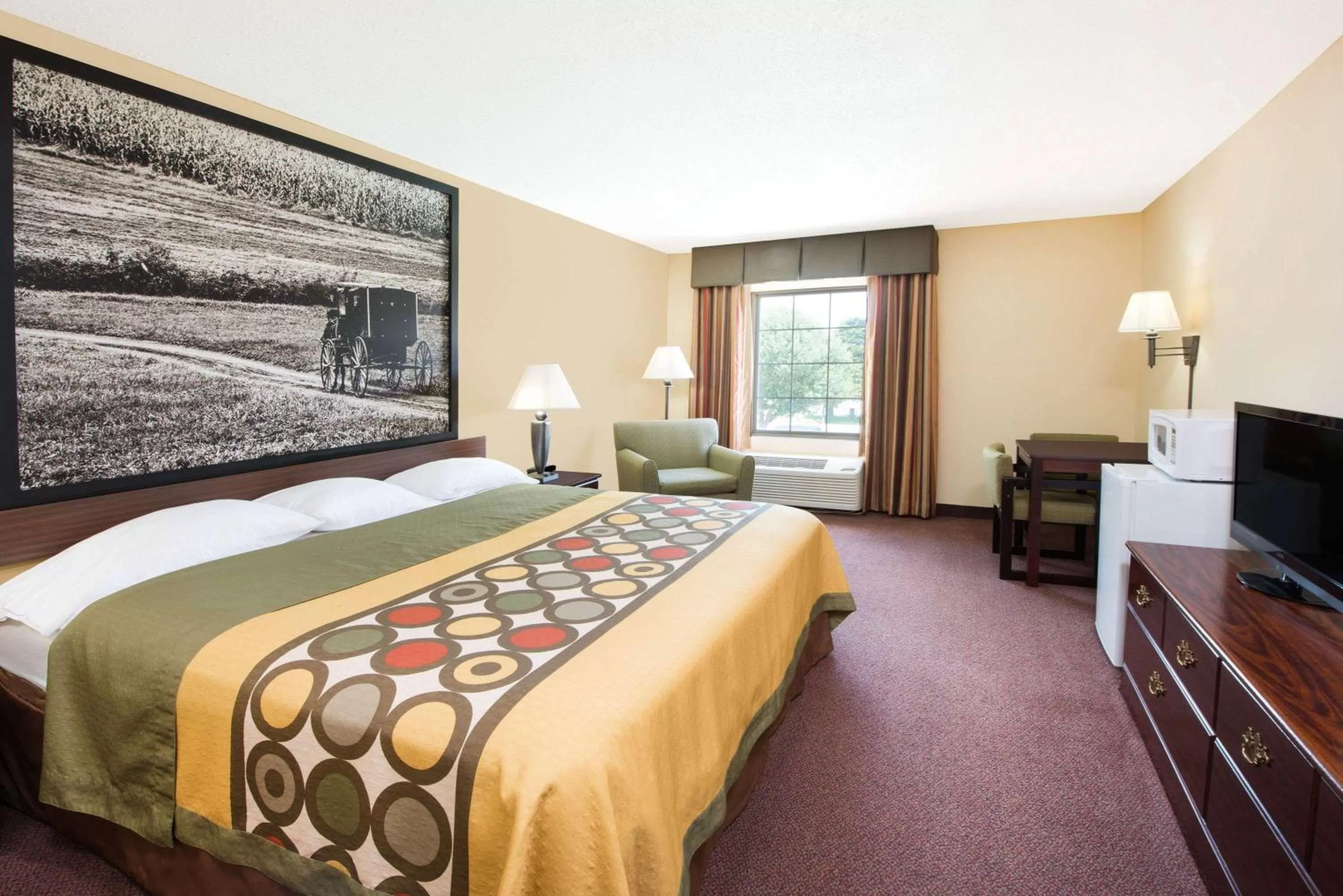 Photo of the whole room, Bed in Super 8 by Wyndham Lamar