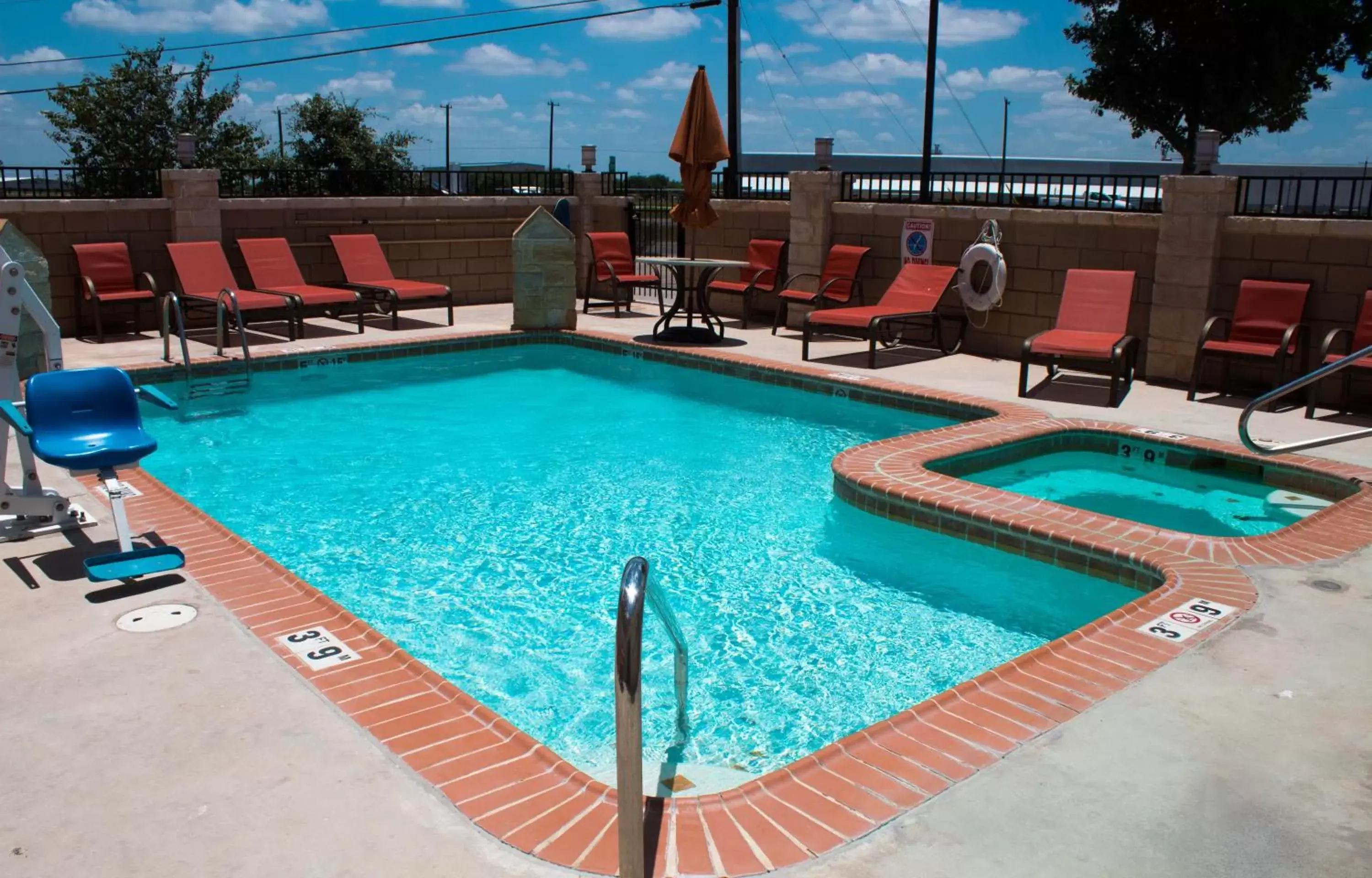 Swimming Pool in Best Western Plus San Antonio East Inn & Suites