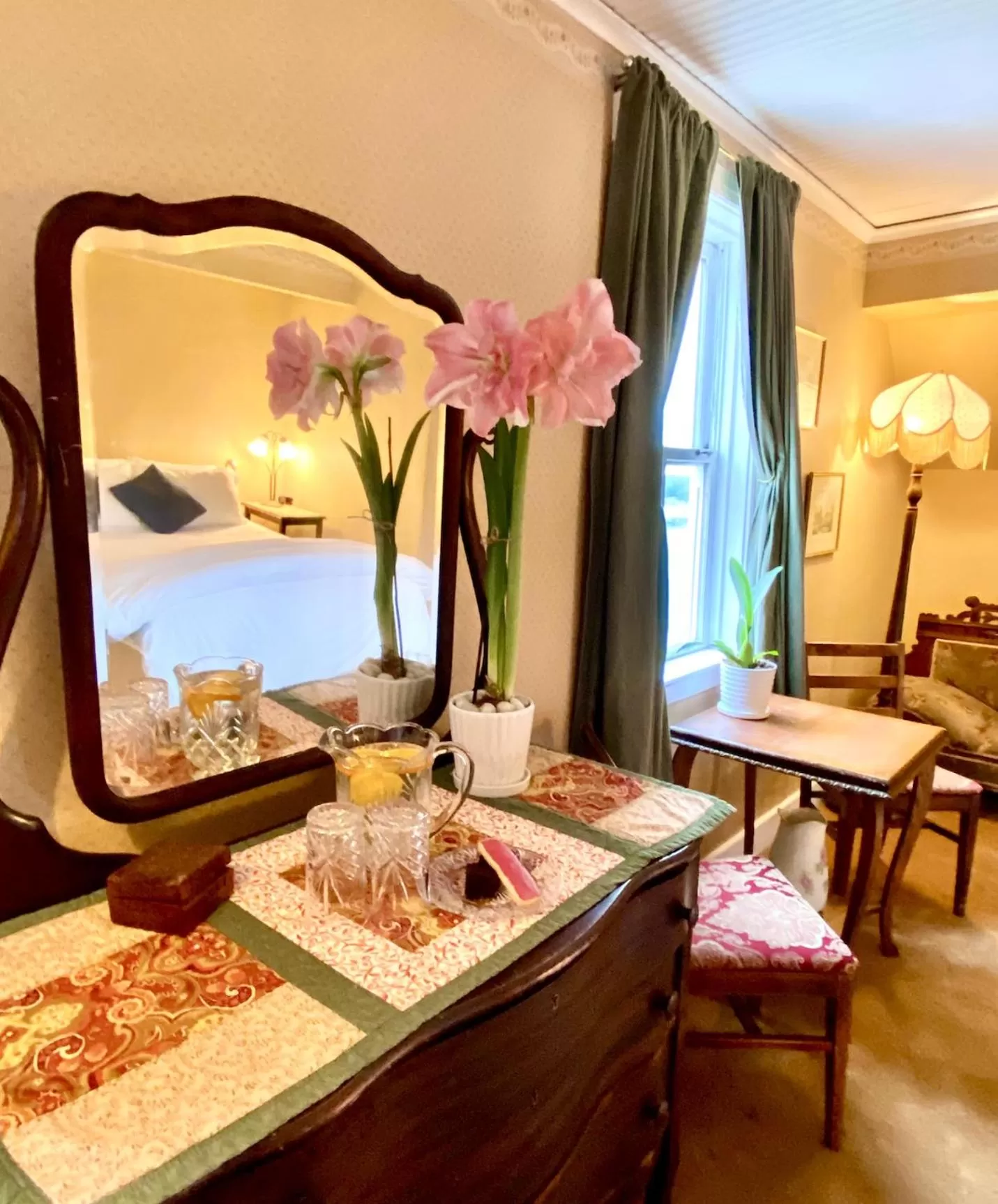 Restaurant/Places to Eat in Orcas Hotel