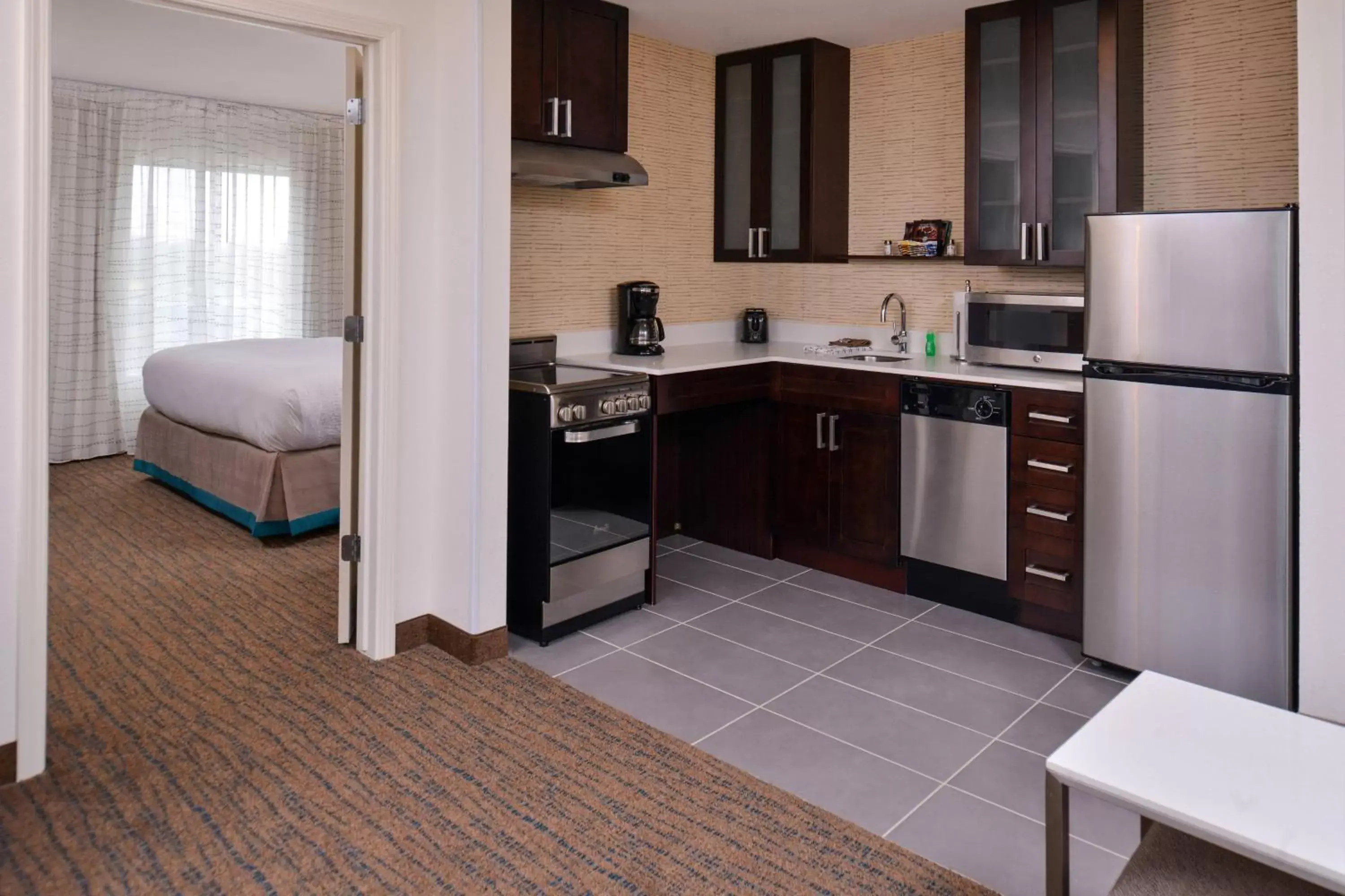 Bedroom, Kitchen/Kitchenette in Residence Inn by Marriott Cedar Rapids South