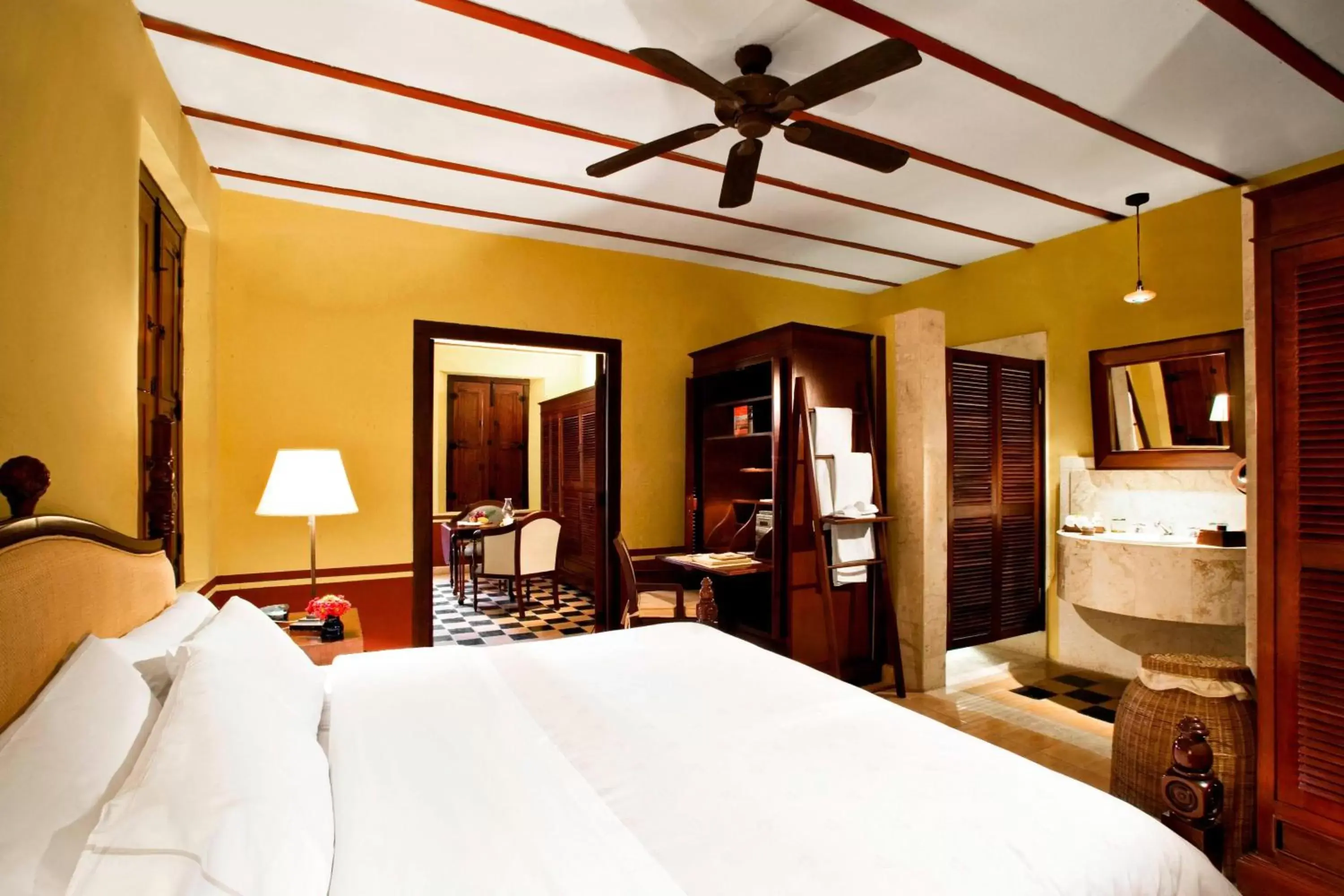 Photo of the whole room, Bed in Hacienda Campeche