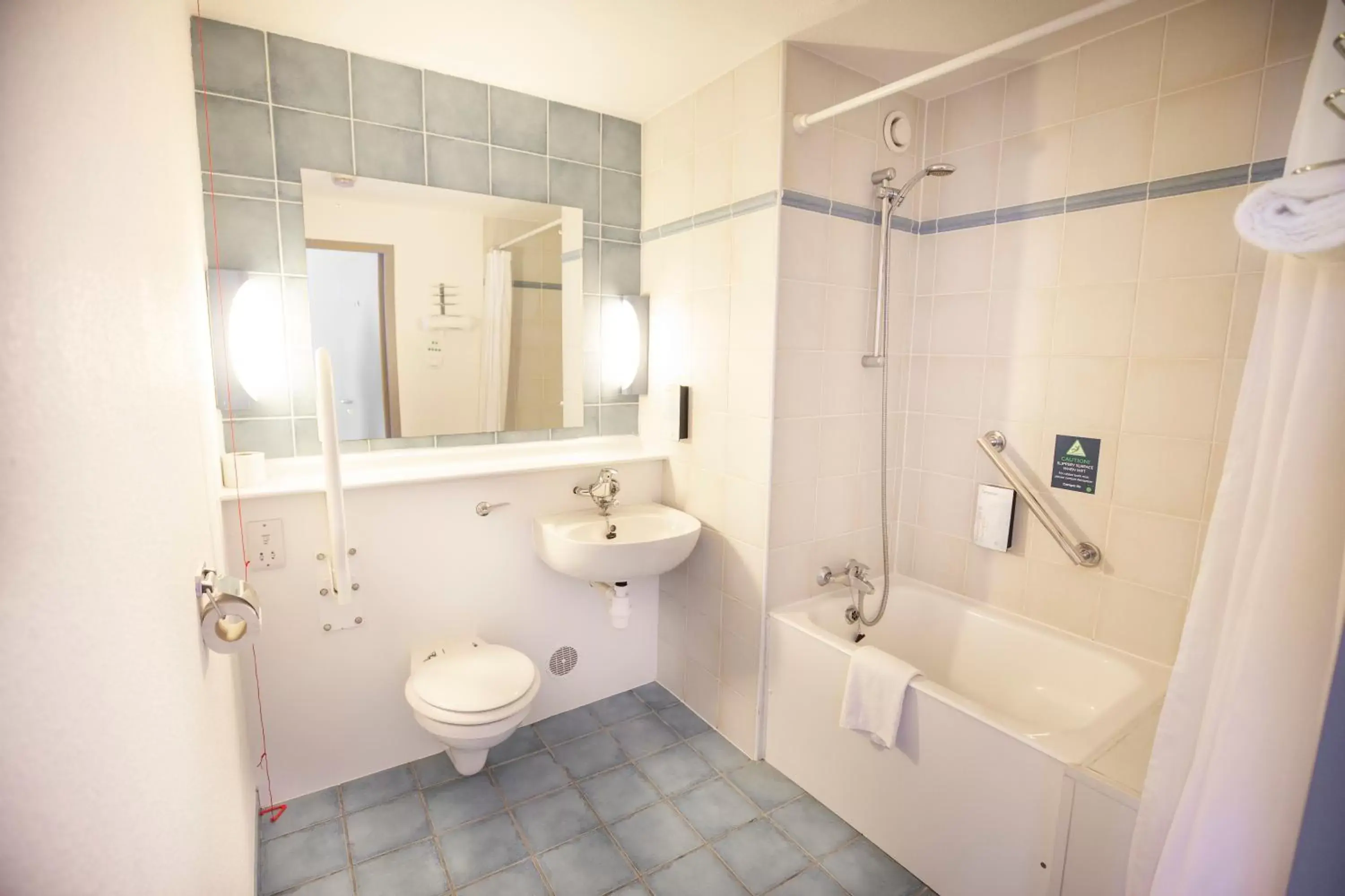 Facility for disabled guests, Bathroom in Campanile Hotel - Washington