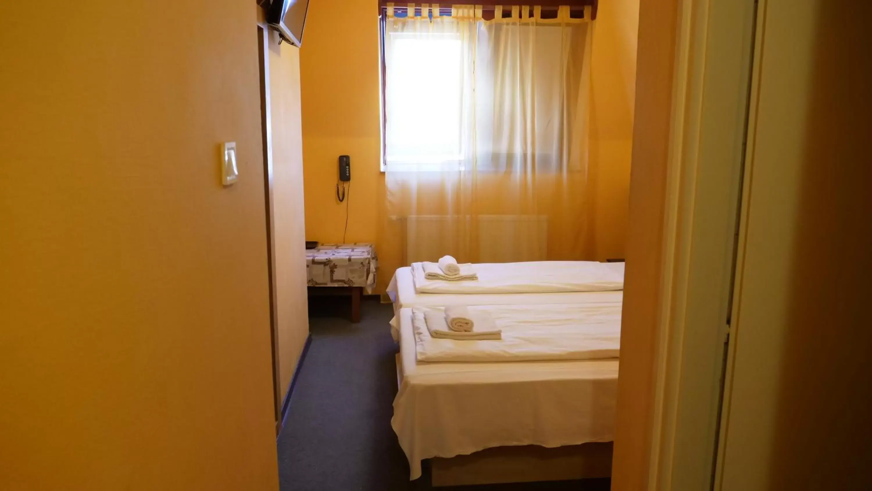 Property building, Bed in Attila Hotel