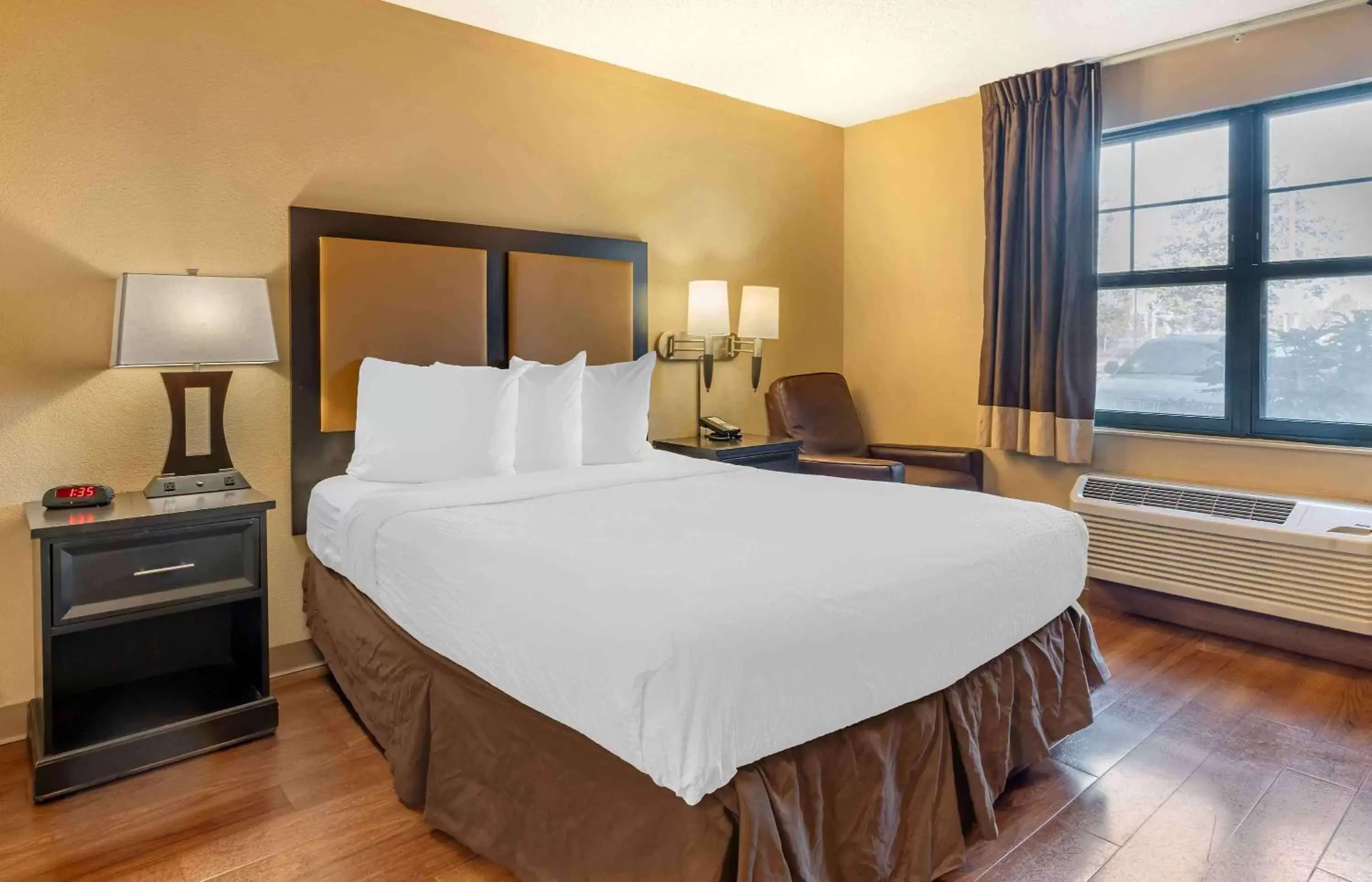 Bedroom, Bed in Extended Stay America Suites - Oakland - Emeryville