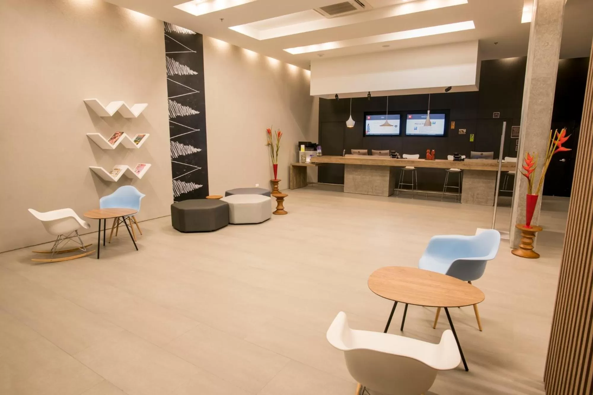 Lobby or reception in Hotel Ibis Cali Granada