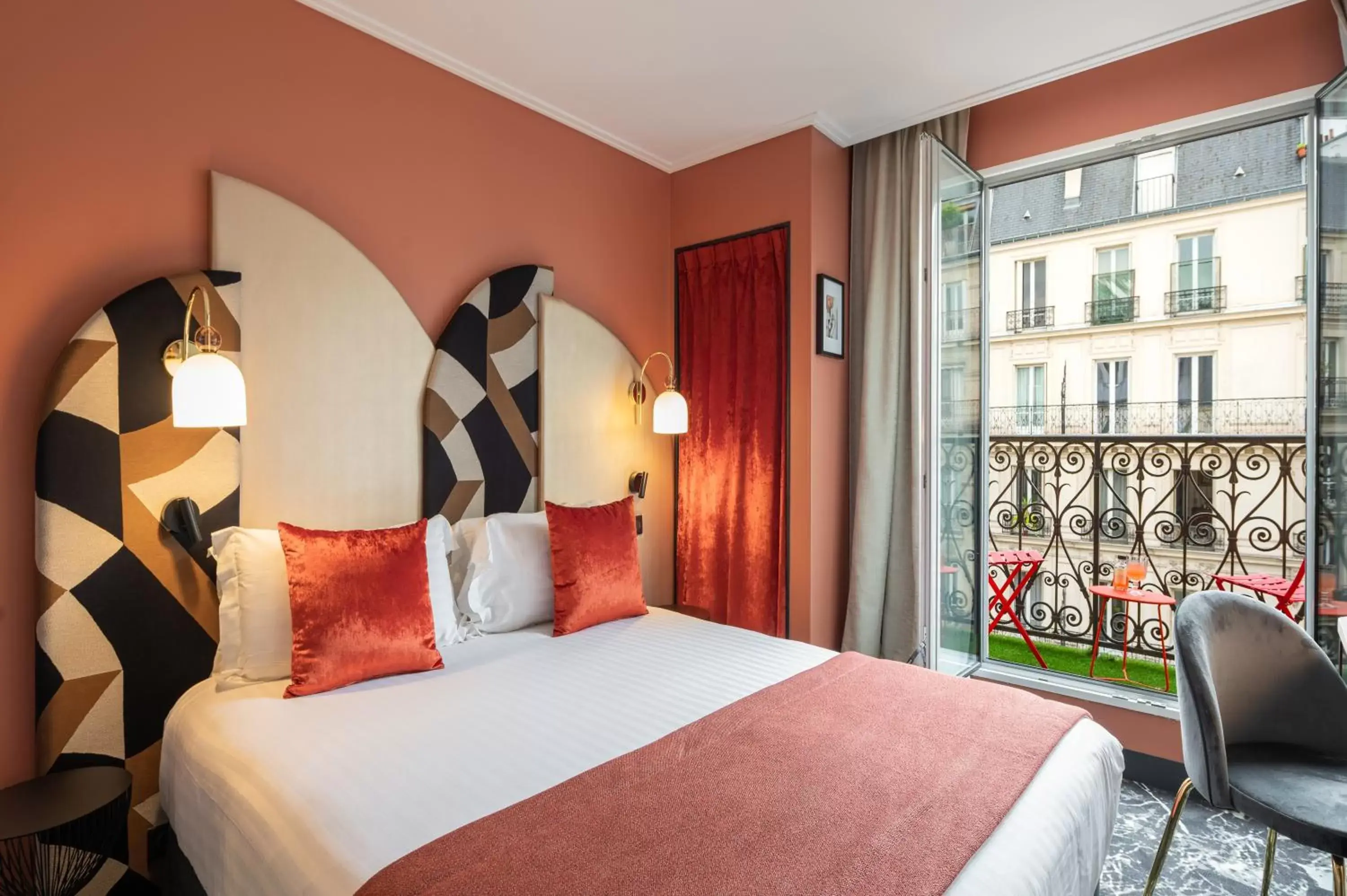 Balcony/Terrace, Bed in Royal Saint Germain