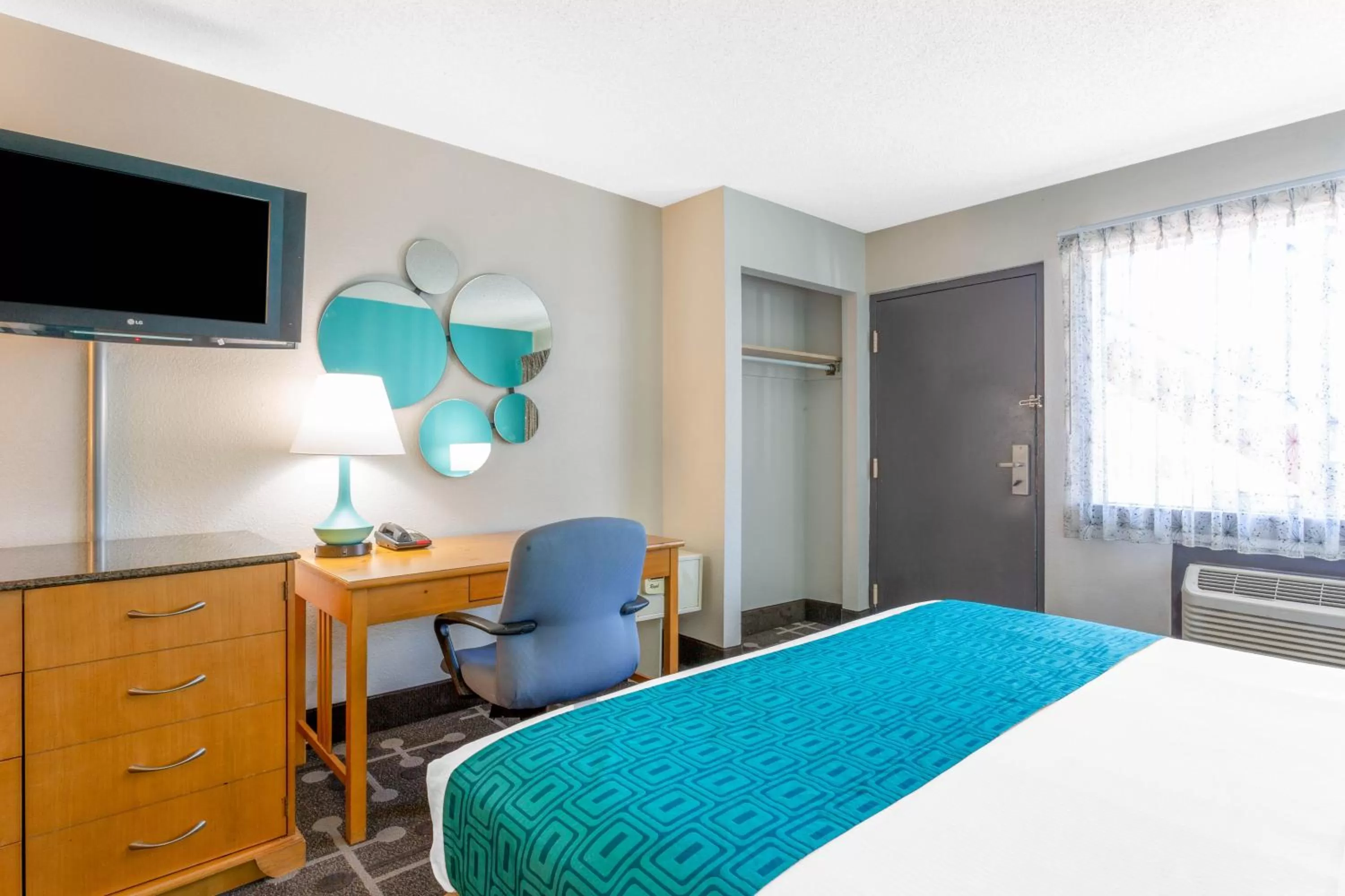 Bed in Howard Johnson by Wyndham Virginia Beach