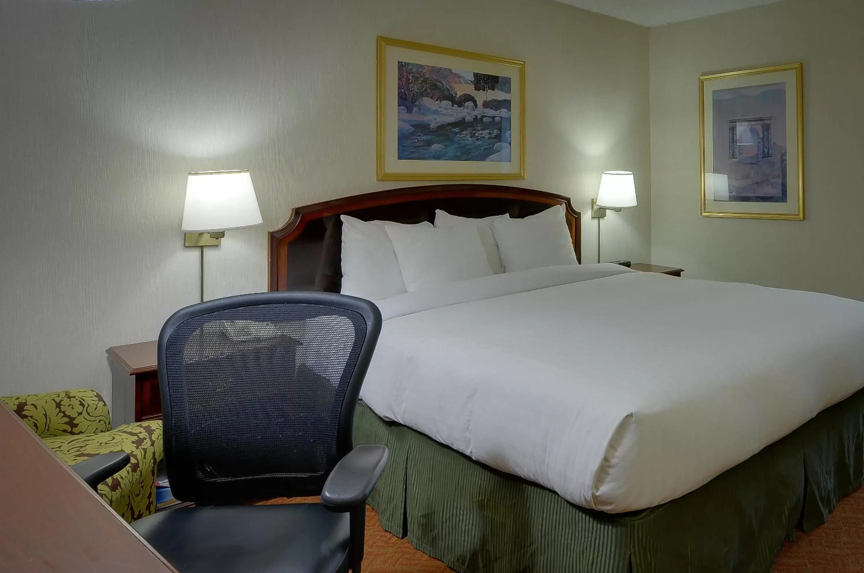 Photo of the whole room, Bed in Vagabond Inn Executive SFO