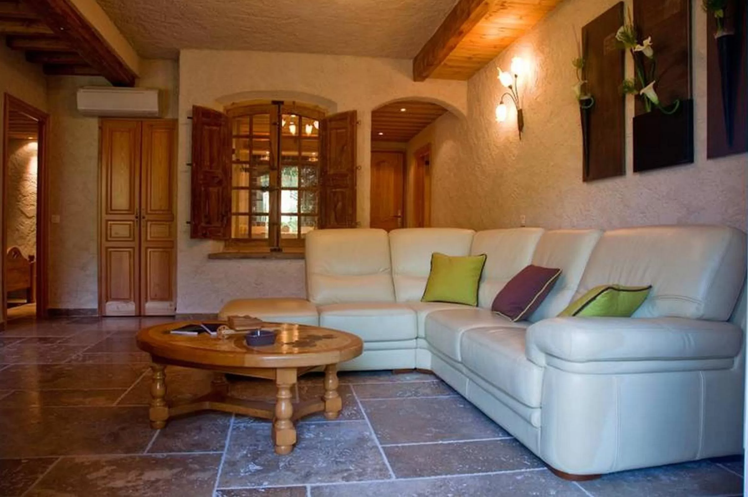 Lounge or bar in L' Escapade Hôtel & Restaurant