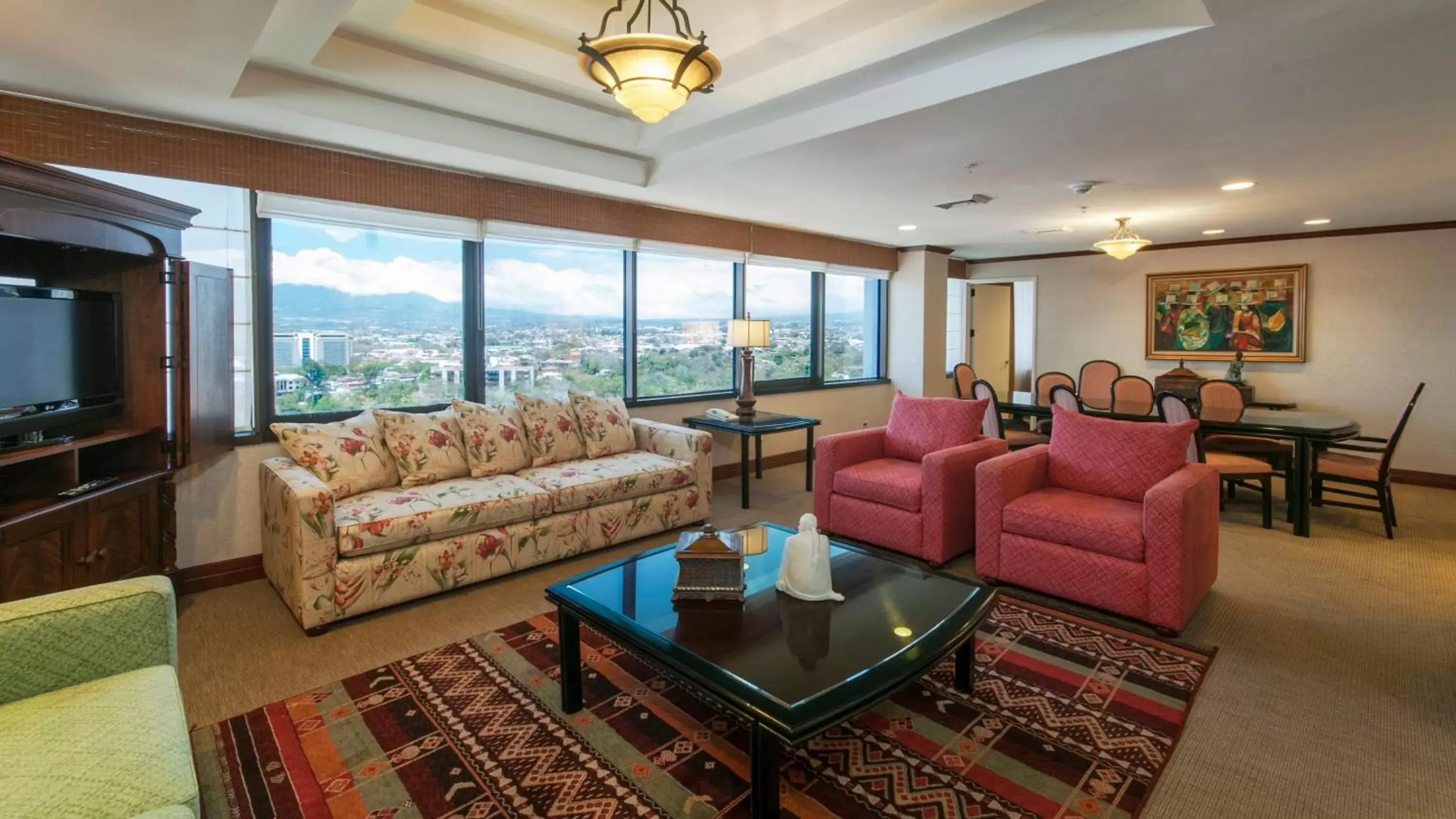 Photo of the whole room, Seating Area in Holiday Inn San Jose Aurola, an IHG Hotel