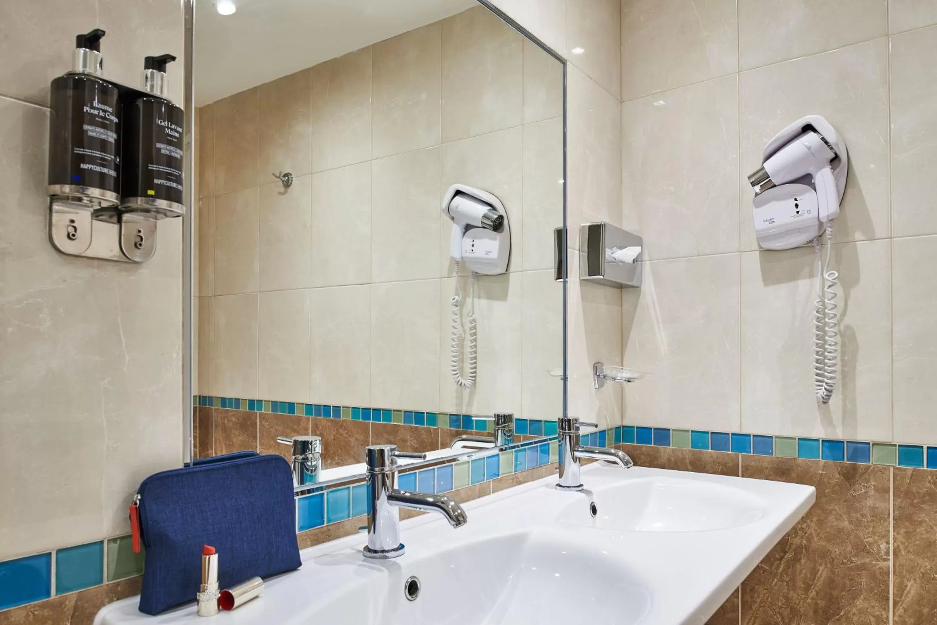 Bathroom in Hotel Etoile Saint Ferdinand by Happyculture
