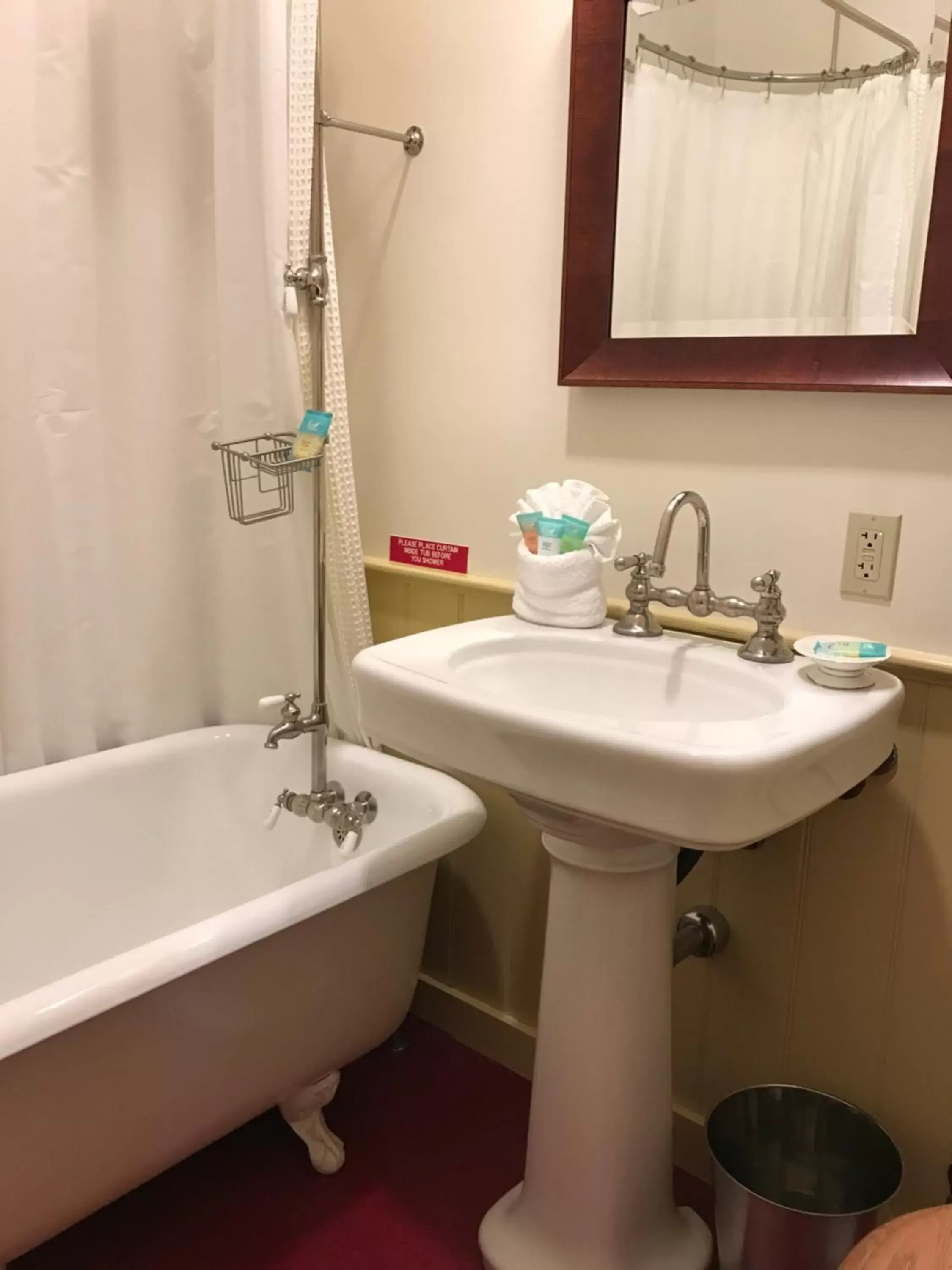 Bathroom in Cosmopolitan Hotel