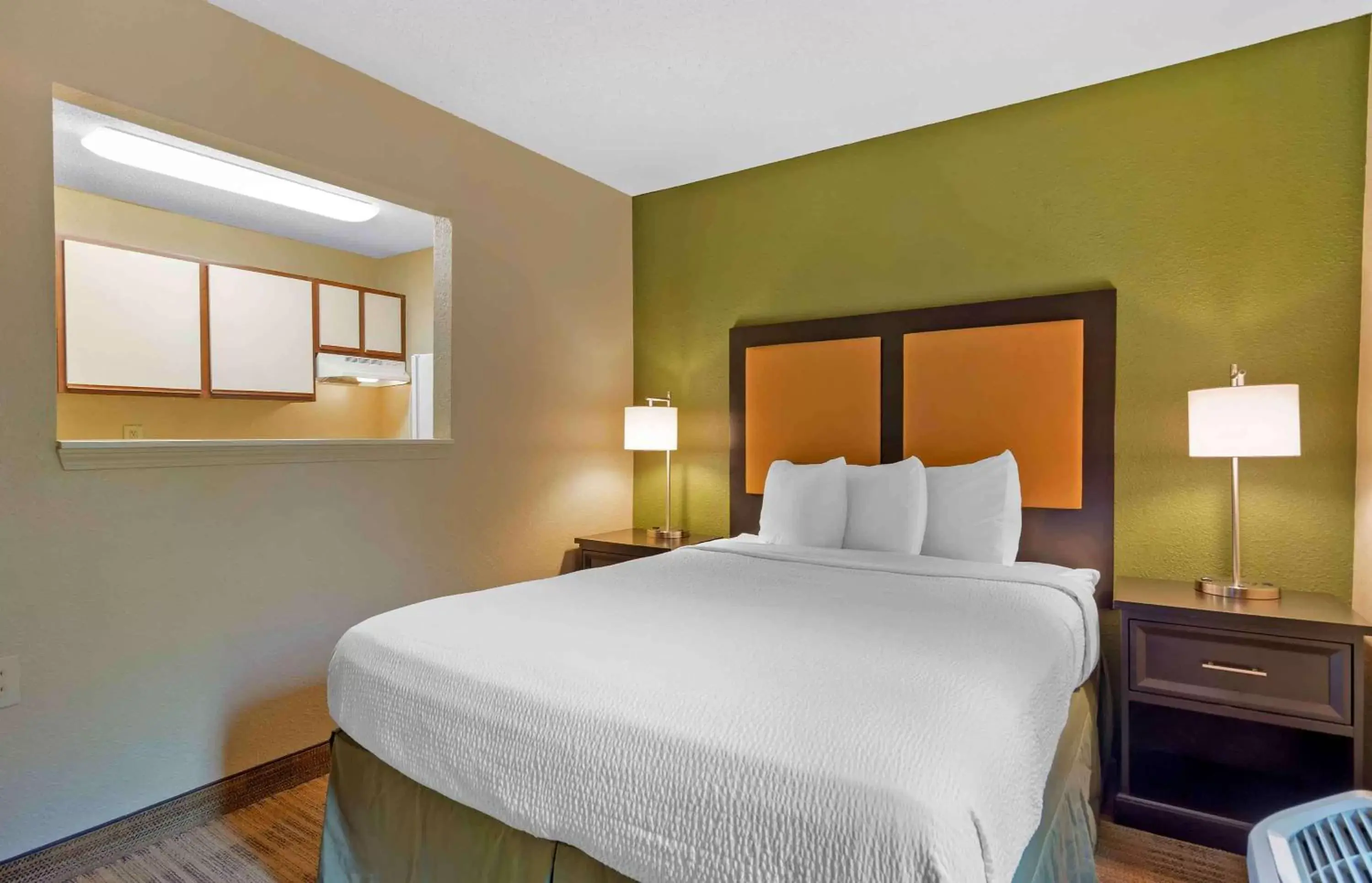 Bedroom, Bed in Extended Stay America Suites - Atlanta - Kennesaw Chastain Rd