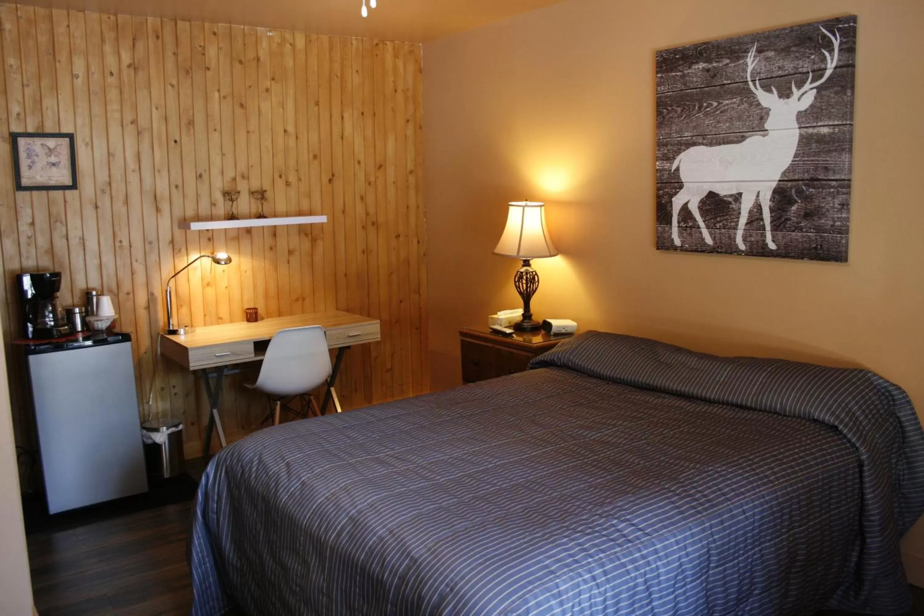 Photo of the whole room, Bed in Auberge et Chalets sur le Lac